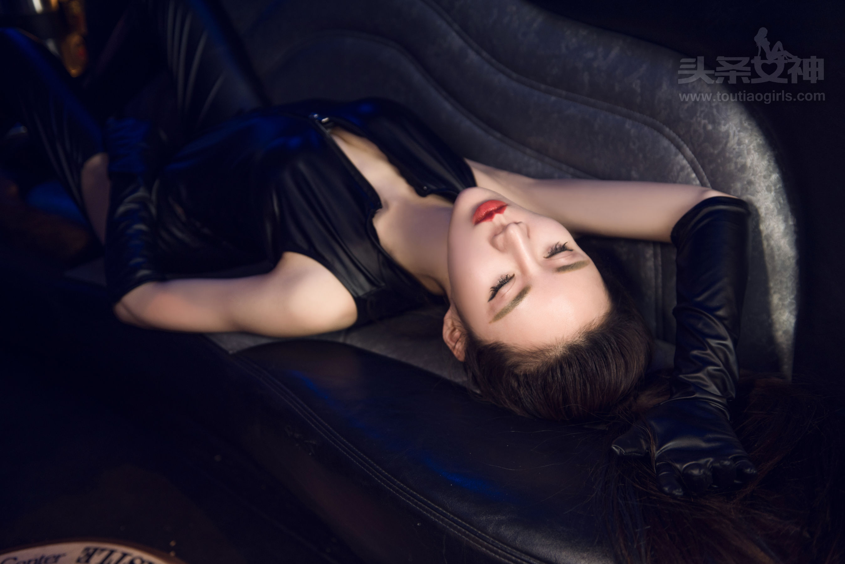 Fan Anni's Black Leather Jacket Extreme torture Headline Goddess