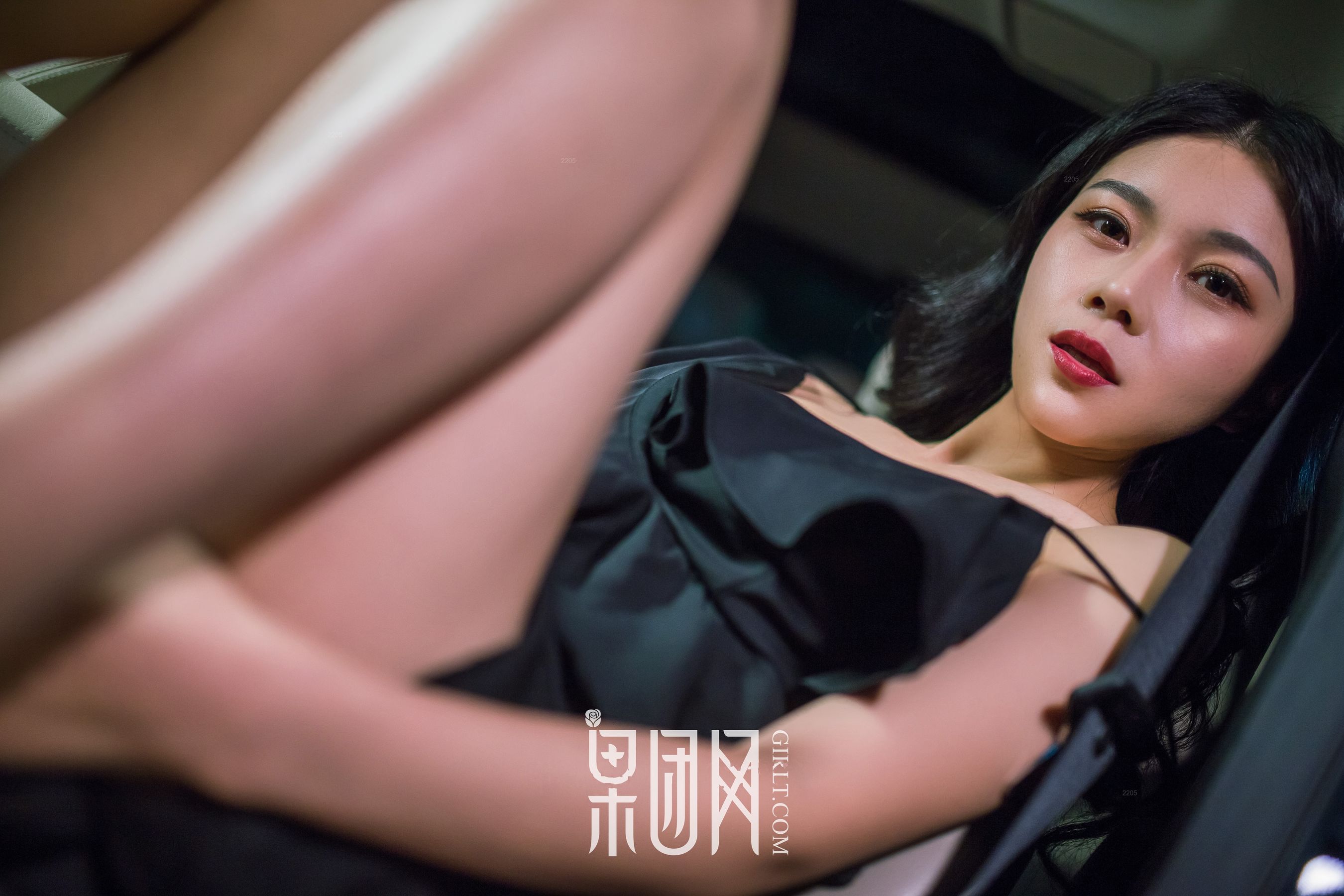 Weiwei Beauty VS luxury car, which one do you choose Fruit Group Girlt No. 107