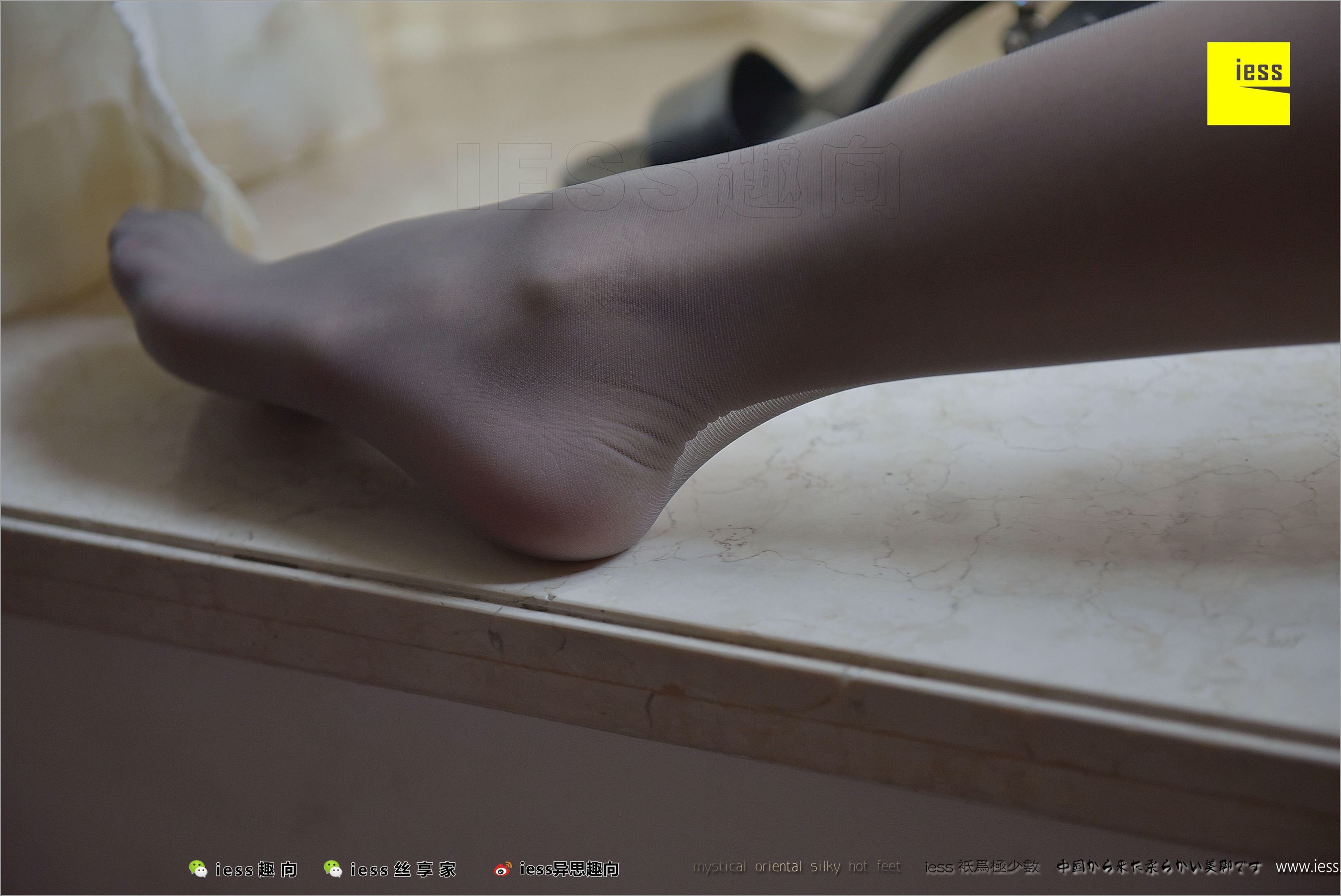 Young Woman Hot Mom Naked Foot, Gray Silk and Words Different Thinking to IESS Silk Foot Bento 212