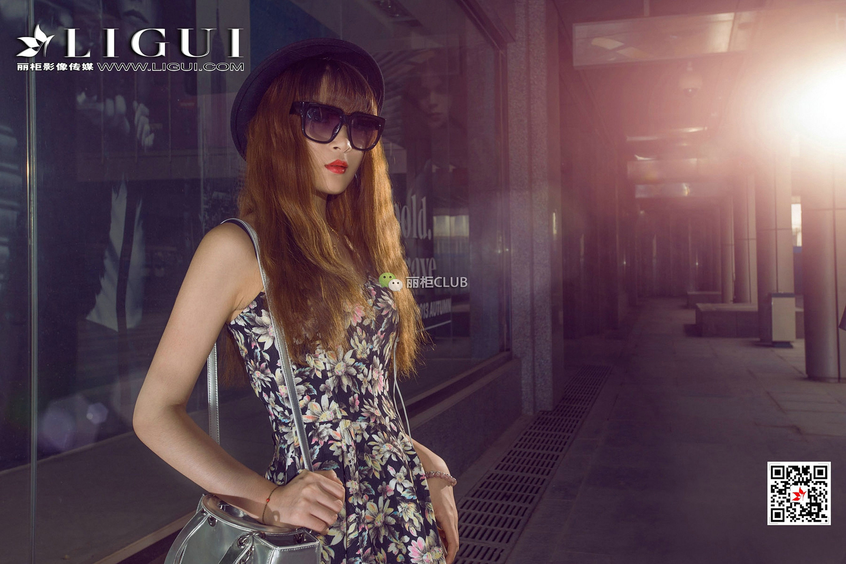 Model Yuner's Dress on the Street Shooting Beautiful Leg Foot Li Cabinel LIGUI