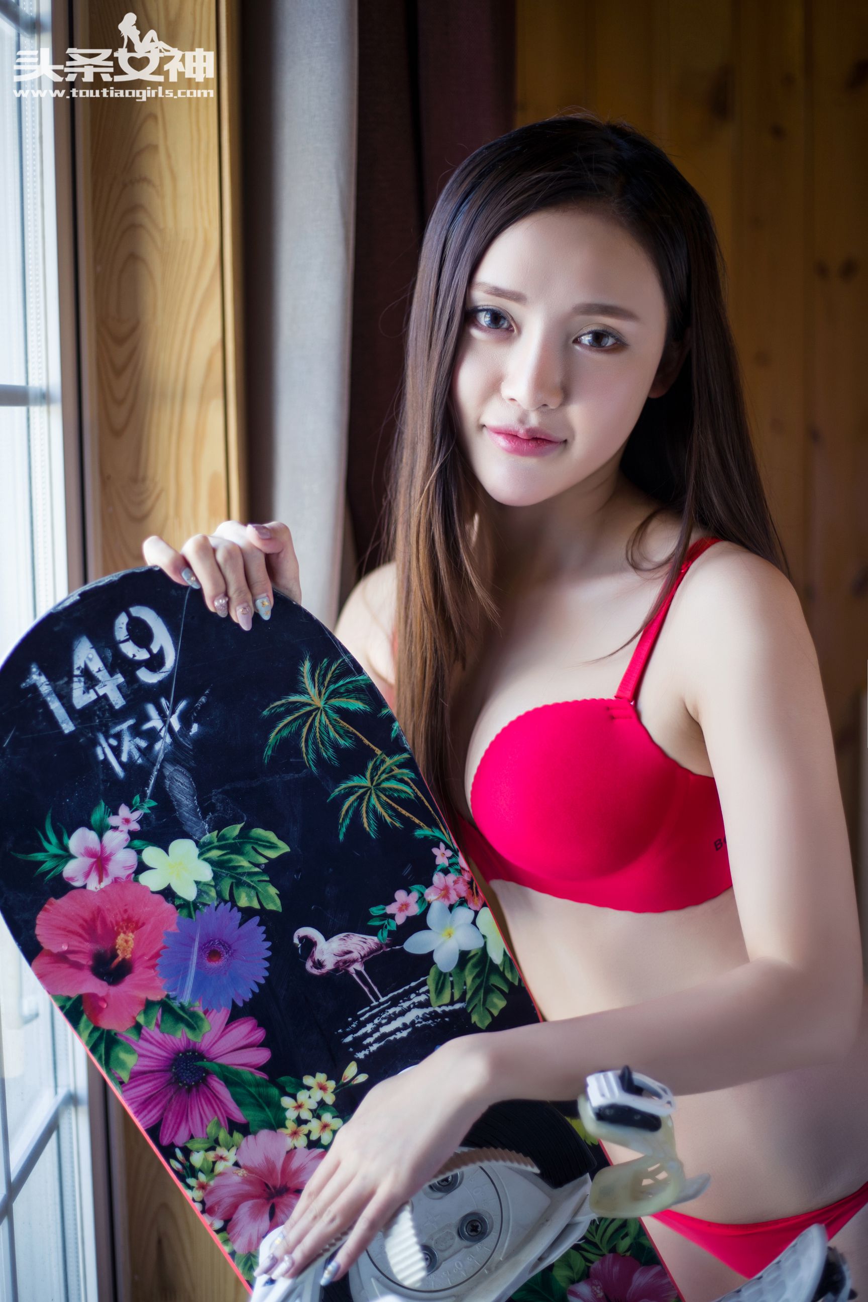 Cui Zhaoyan's Snow House Bikini Headline Goddess