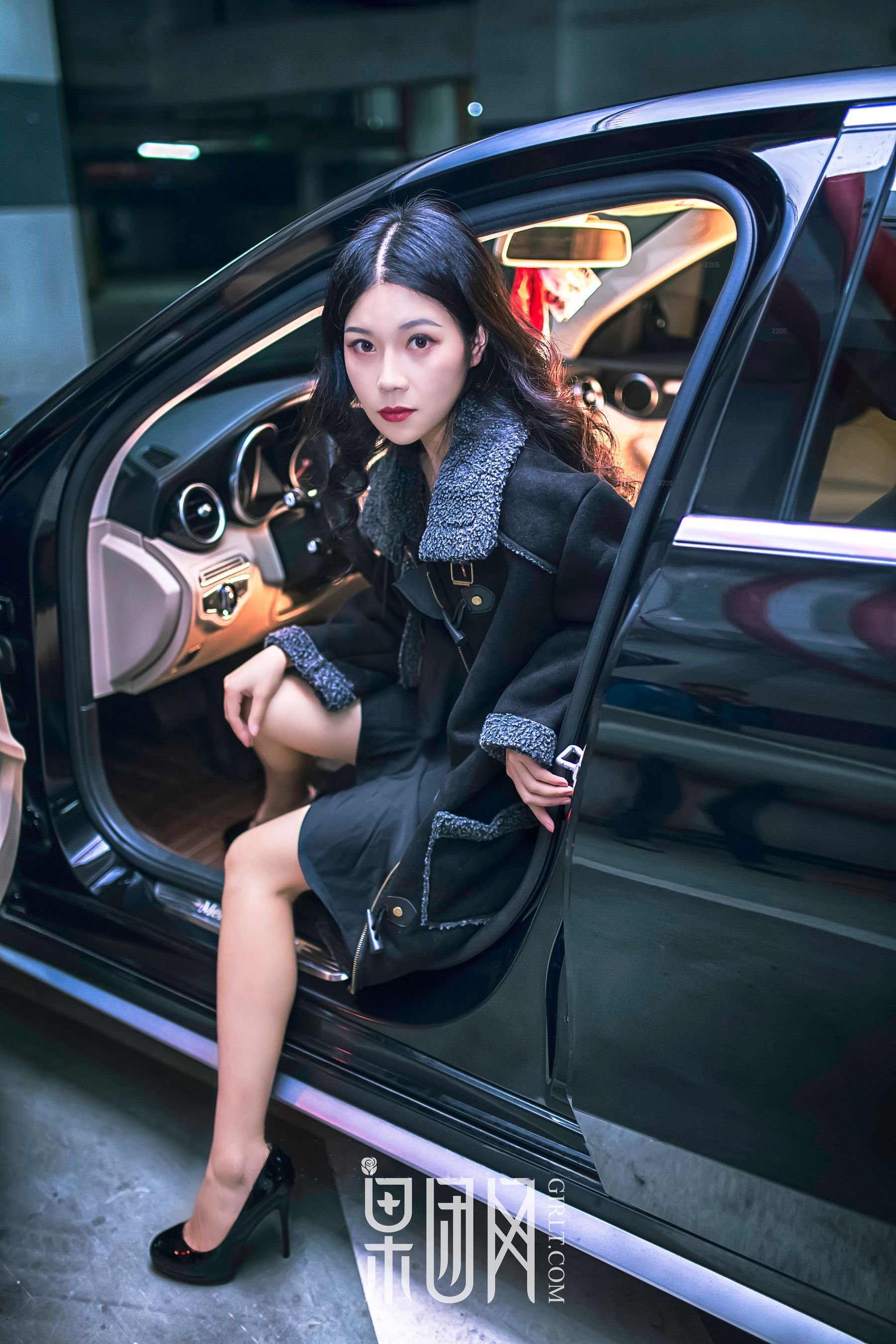 Weiwei Beauty VS luxury car, which one do you choose Fruit Group Girlt No. 107