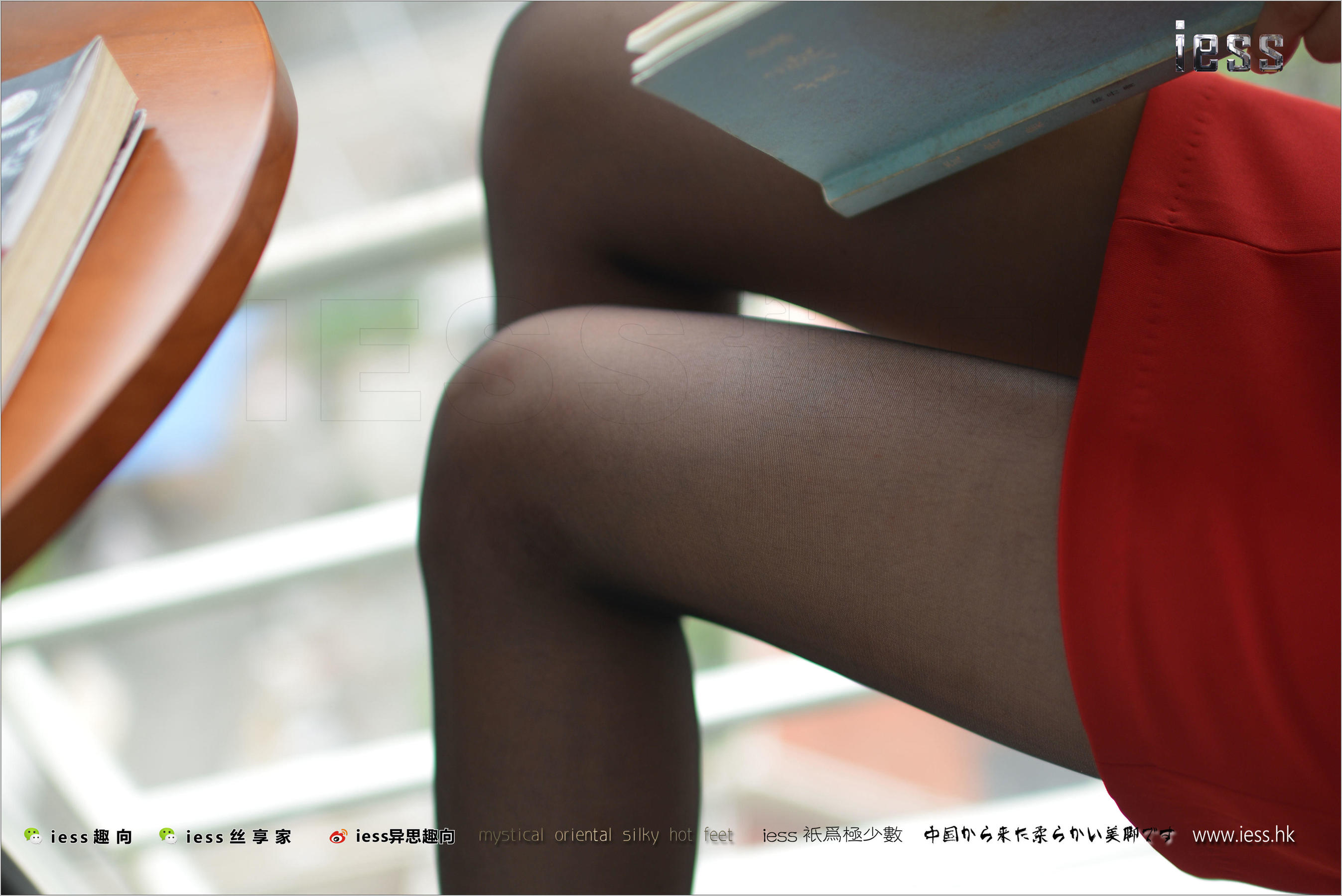 Silk Foot Bento 147 Concubine Red High, Black Silk and Red Skirt