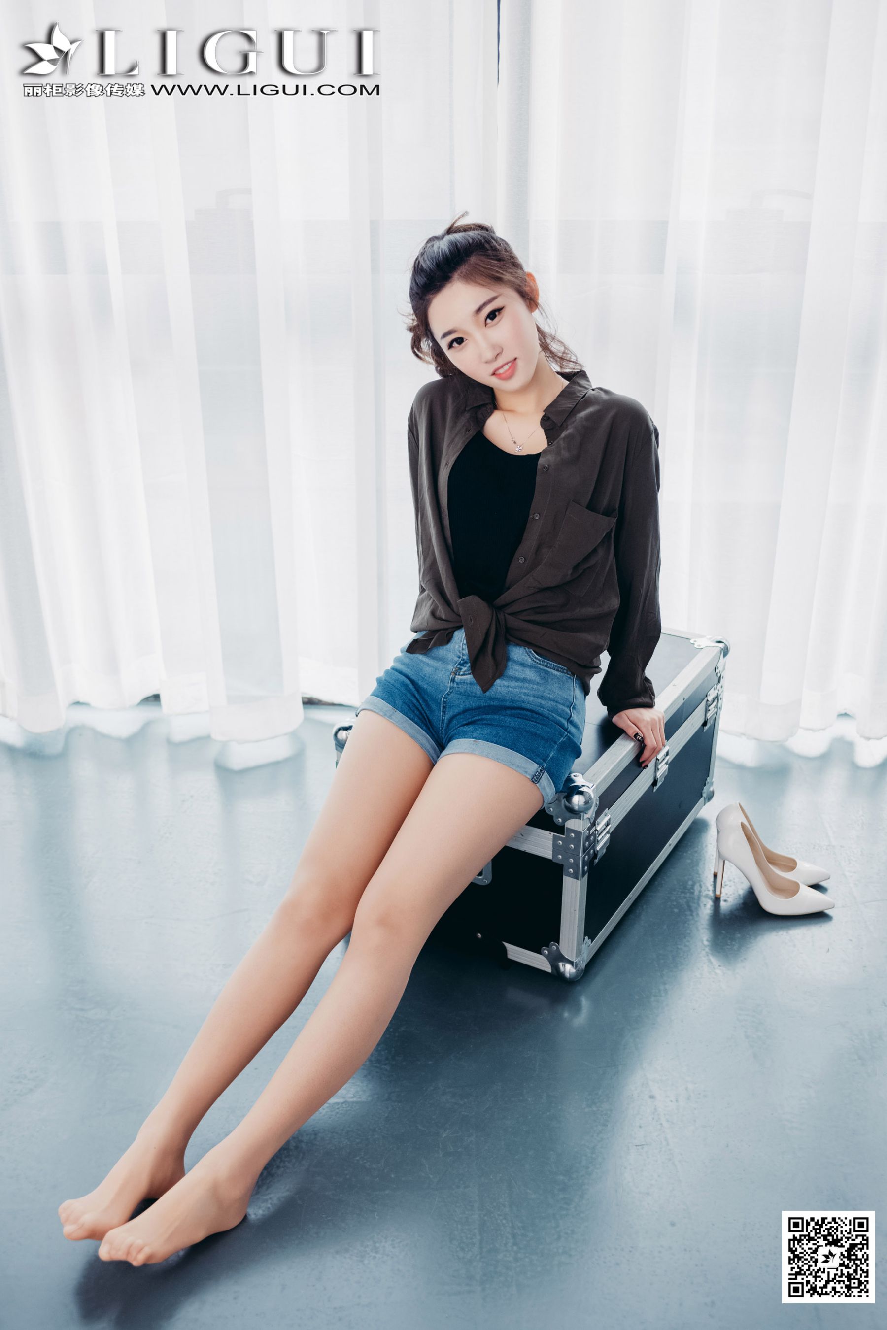 Model Xiaoxiao Sweet Hot Pants Girl Li Cabinet