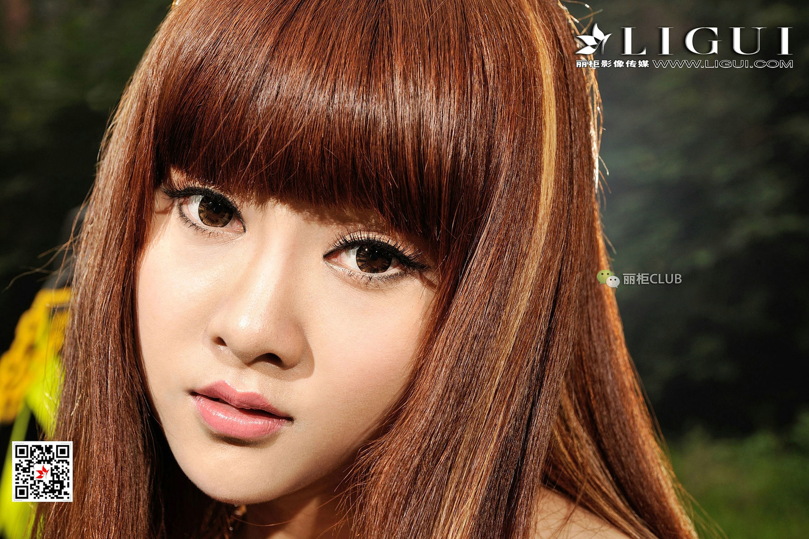 Model laughs Black Silk Beautiful Foot Ligui