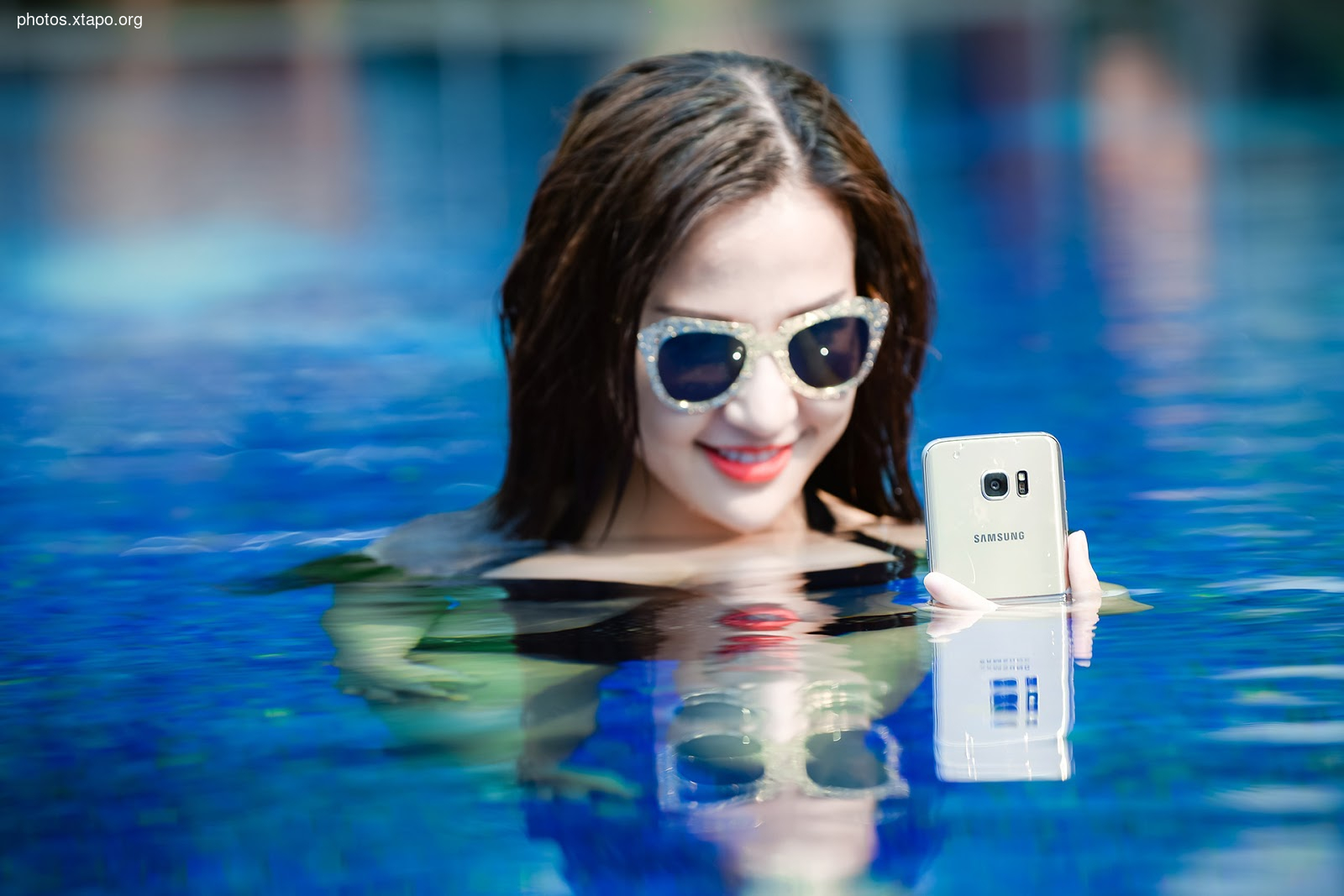 Deejay Le Thanh Ngoc went to swim with Samsung Galaxy S7 Edge