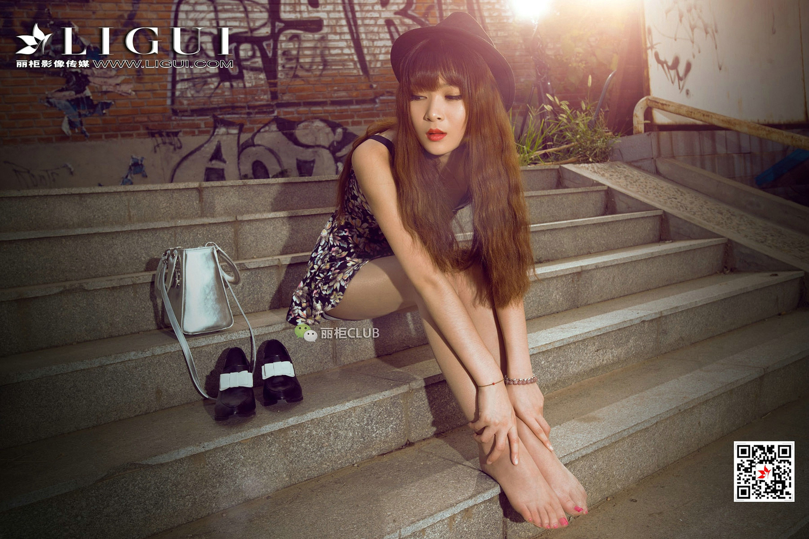 Model Yuner's Dress on the Street Shooting Beautiful Leg Foot Li Cabinel LIGUI