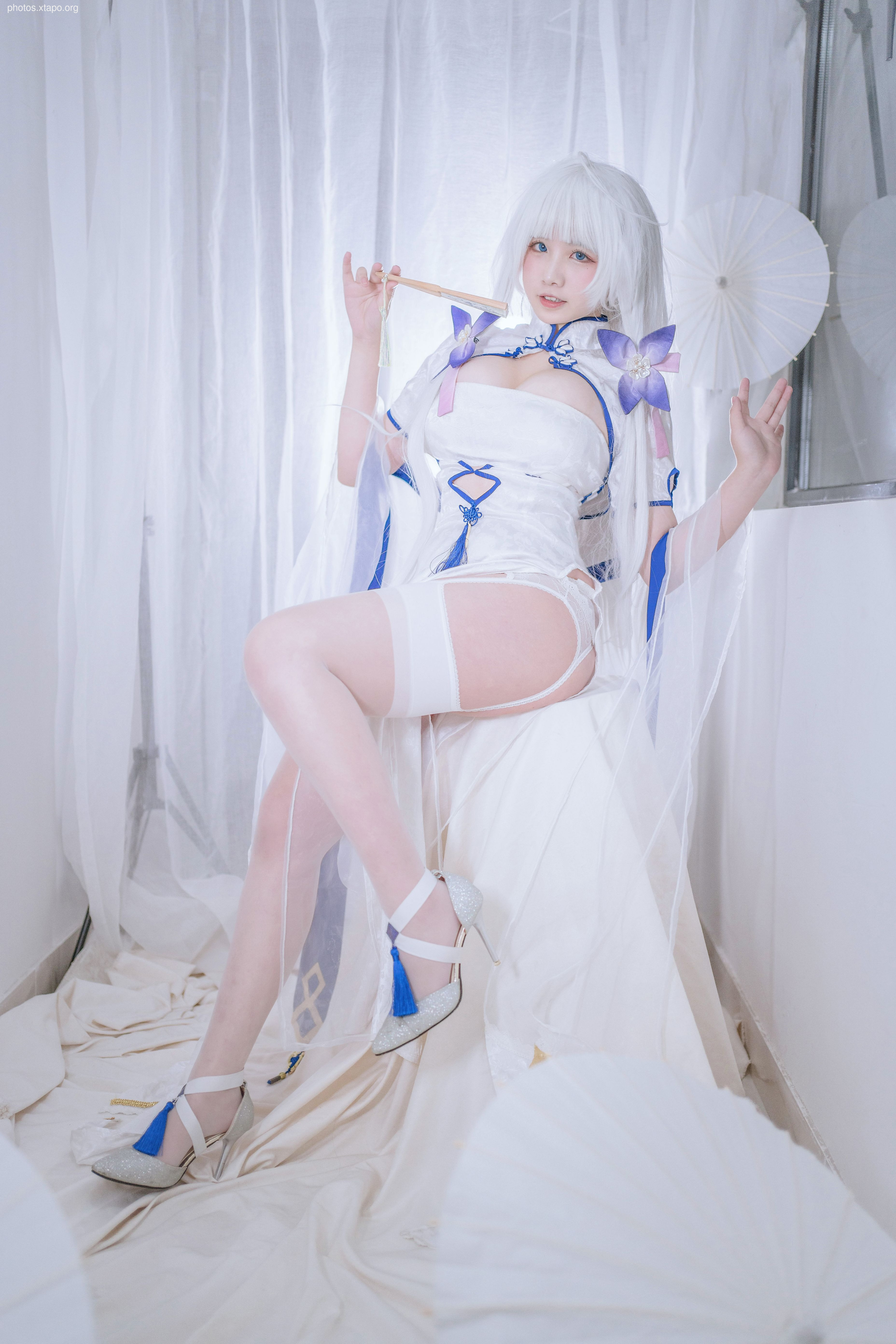A stunning cosplay model in a beautiful white Chinese-style dress. The intricate details of the costume and the model's elegant pose create a captivating image.