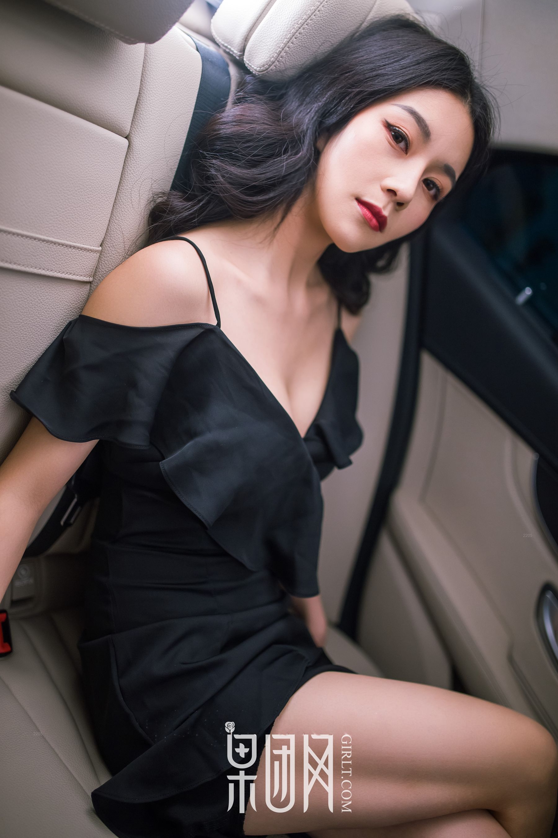 Weiwei Beauty VS luxury car, which one do you choose Fruit Group Girlt No. 107