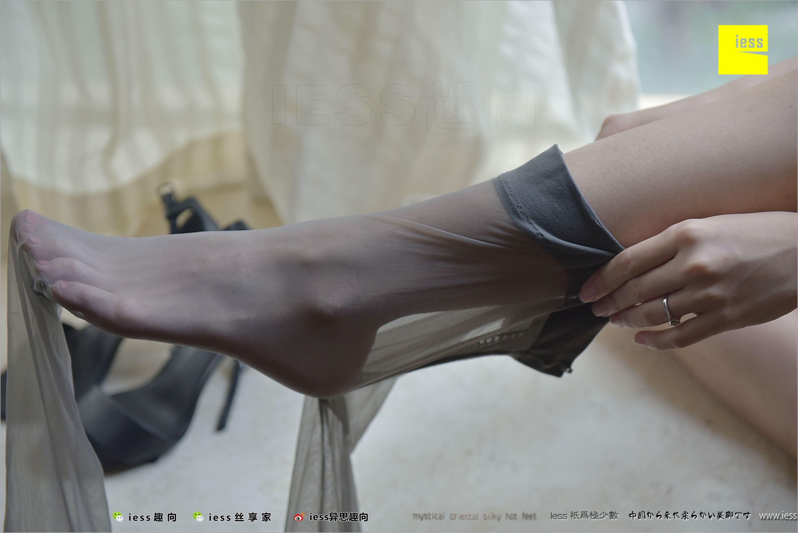 Young Woman Hot Mom Naked Foot, Gray Silk and Words Different Thinking to IESS Silk Foot Bento 212