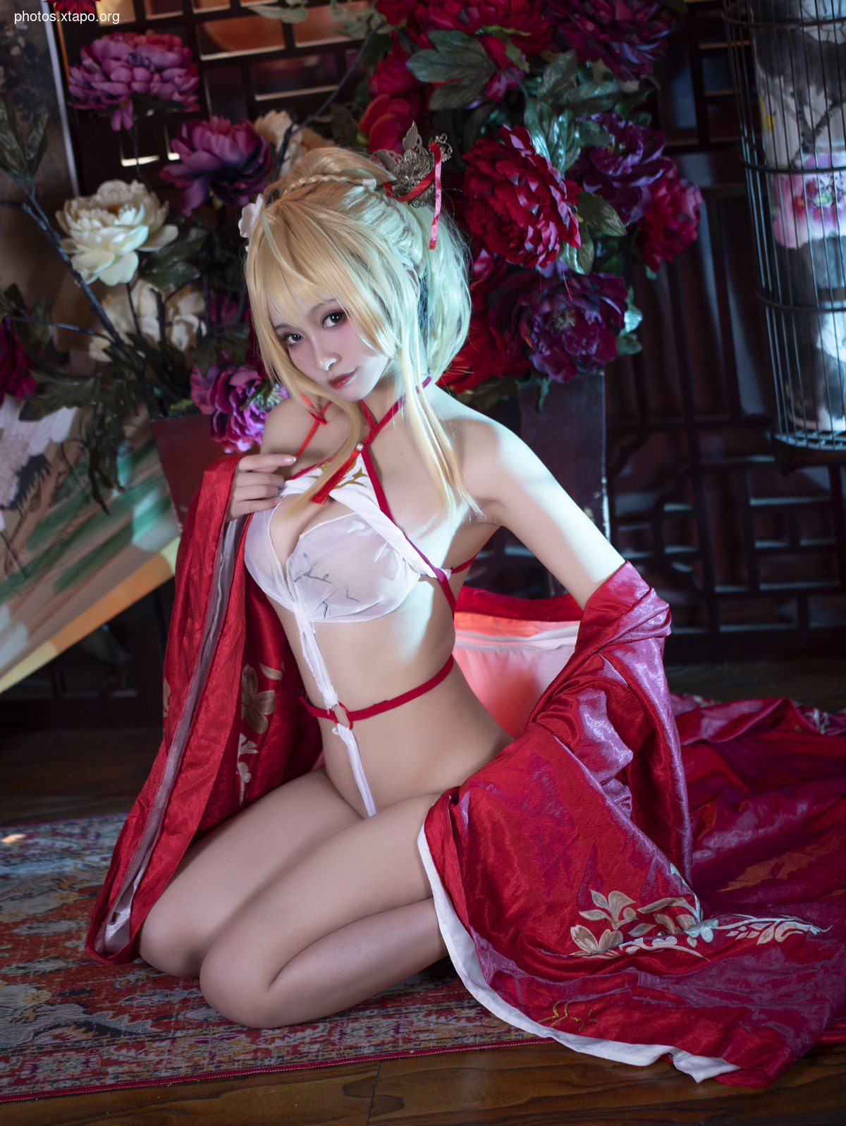 Anime blogger Luo Li Lolisama Glorious Liangxiangxue theme red coat under sexy white color sexy underwear temptation photo 36p