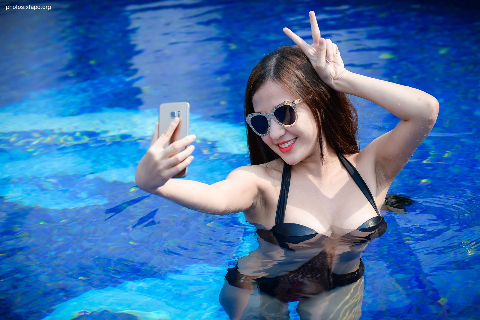 Deejay Le Thanh Ngoc went to swim with Samsung Galaxy S7 Edge