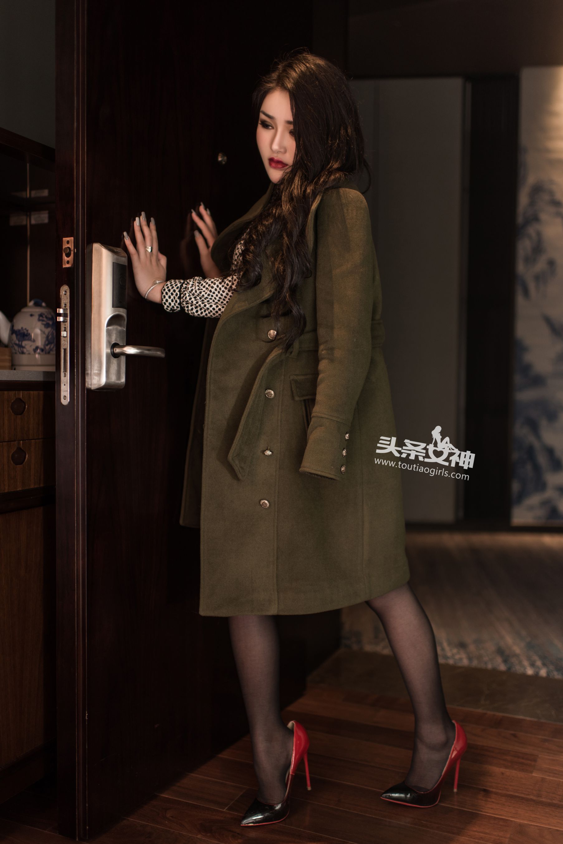 Chen Yuxi Waiting for the Rose Black Silk Wet Garden of Love Headline Goddess