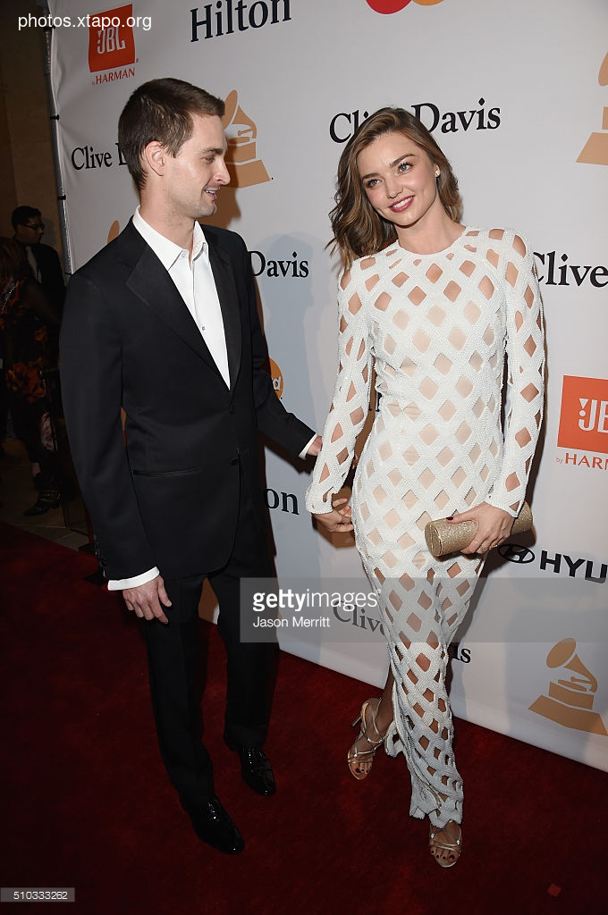 THIS ANGEL SAID YES MIRANDA KERR IS OFFICIALLY ENGAGED TO SNAPCHAT FOUNDER EVAN SPIEGEL