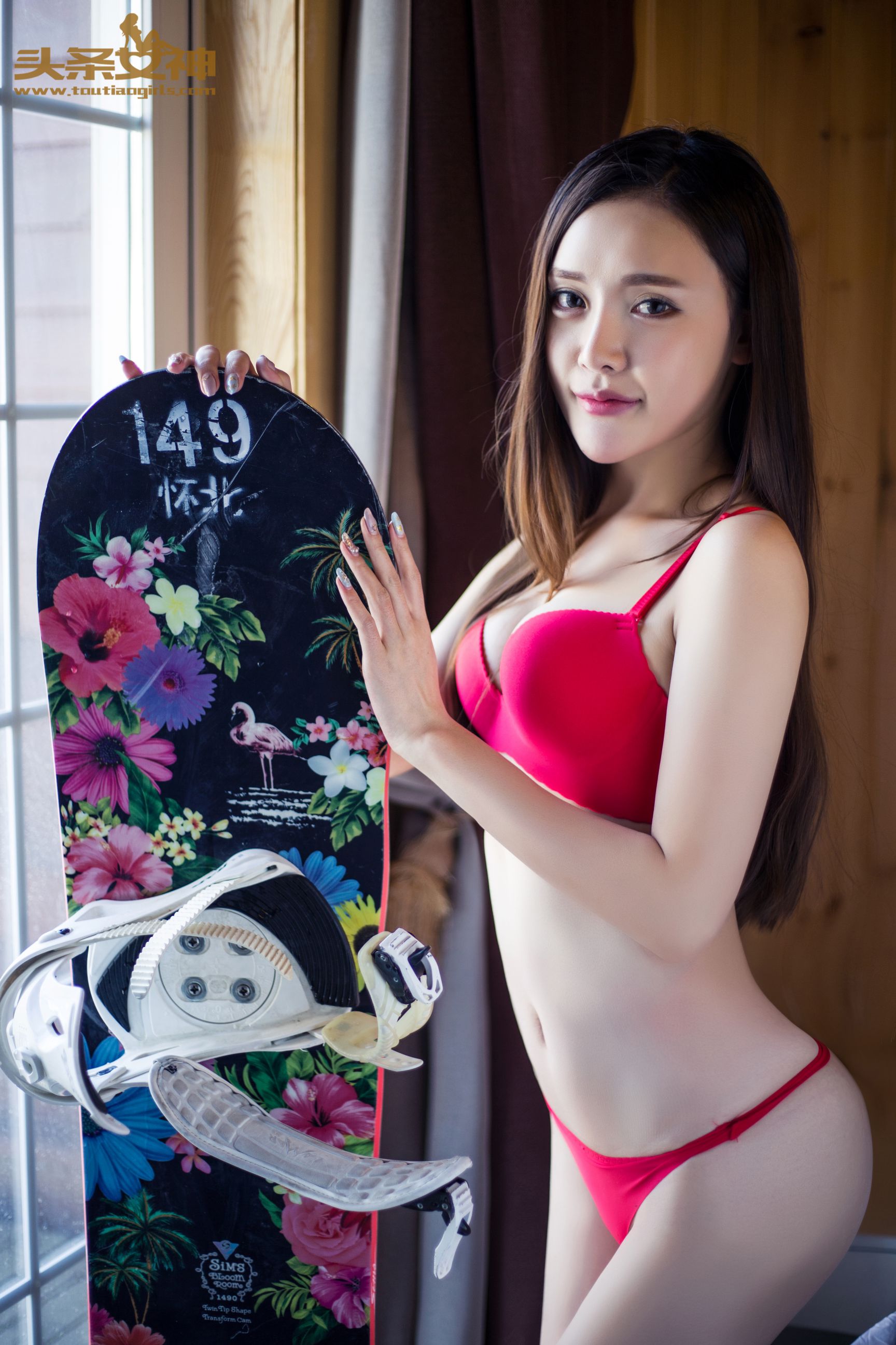 Cui Zhaoyan's Snow House Bikini Headline Goddess