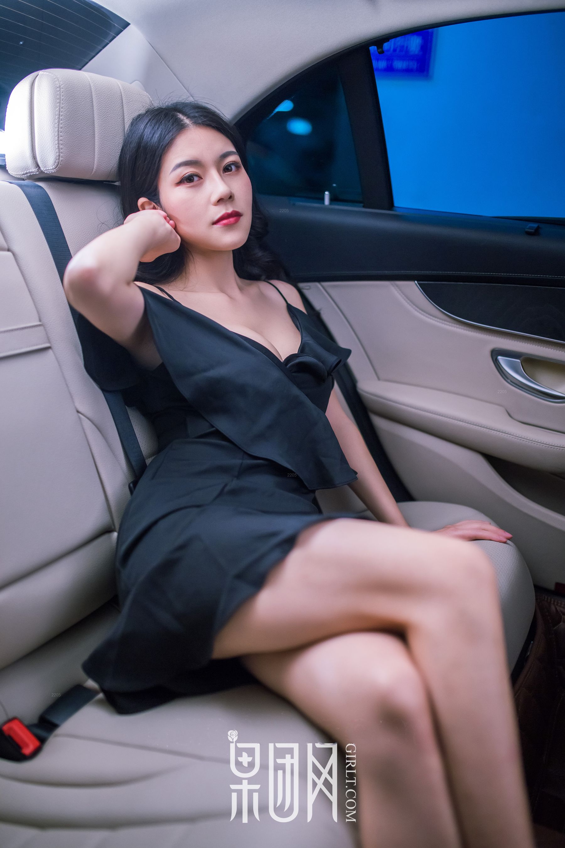 Weiwei Beauty VS luxury car, which one do you choose Fruit Group Girlt No. 107