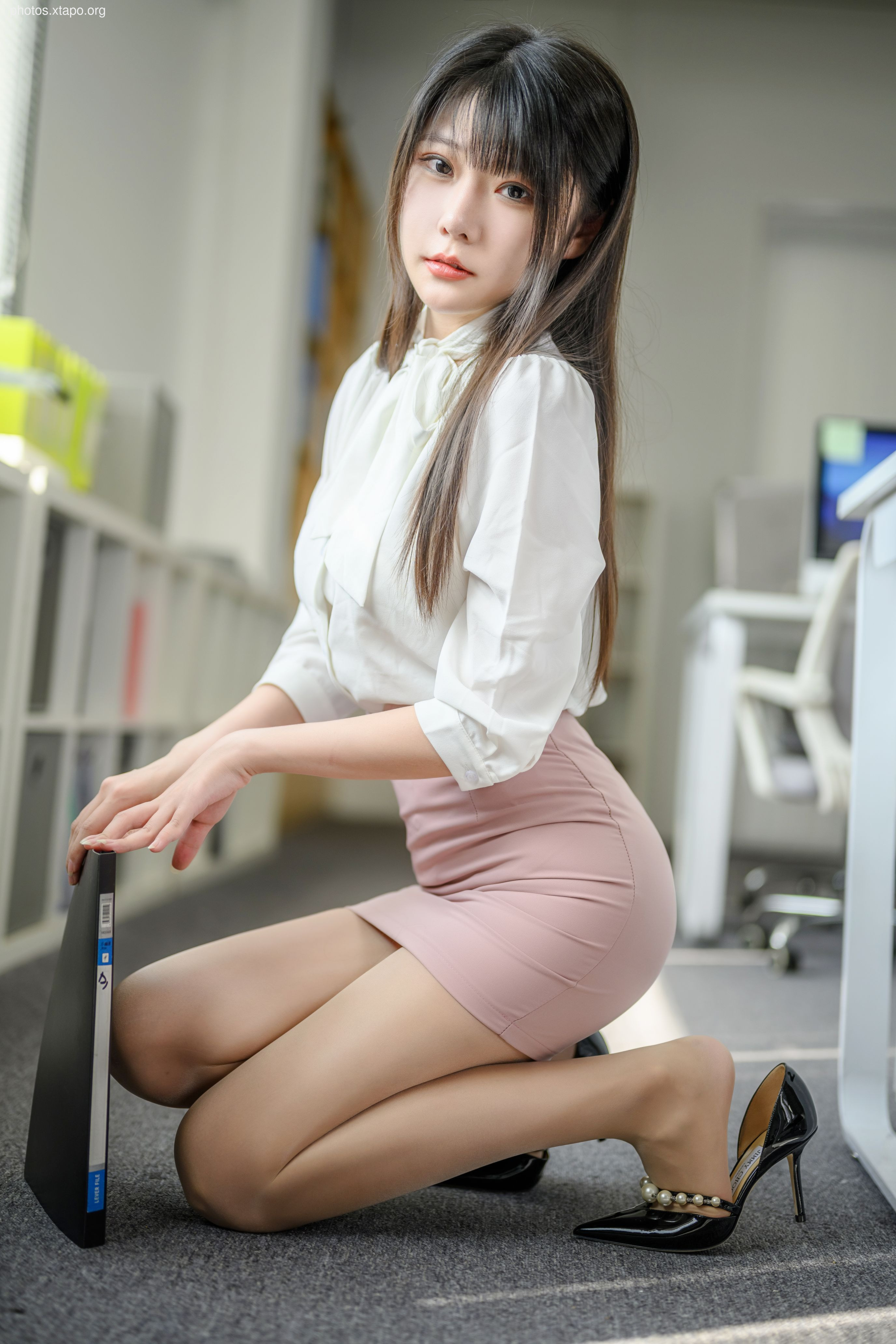 Vanilla Meow Lulu busy workplace powder white skirt