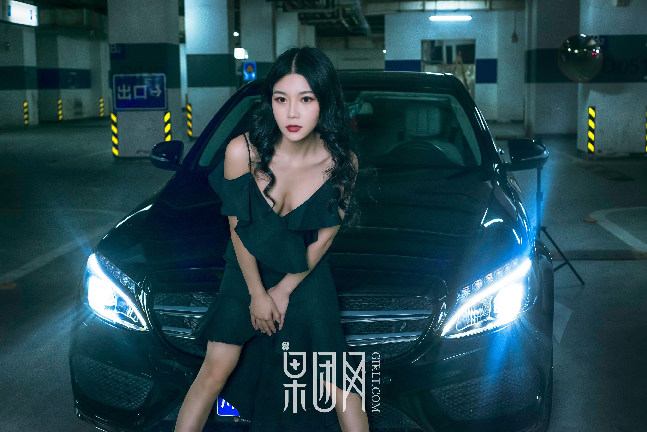 Weiwei Beauty VS luxury car, which one do you choose Fruit Group Girlt No. 107