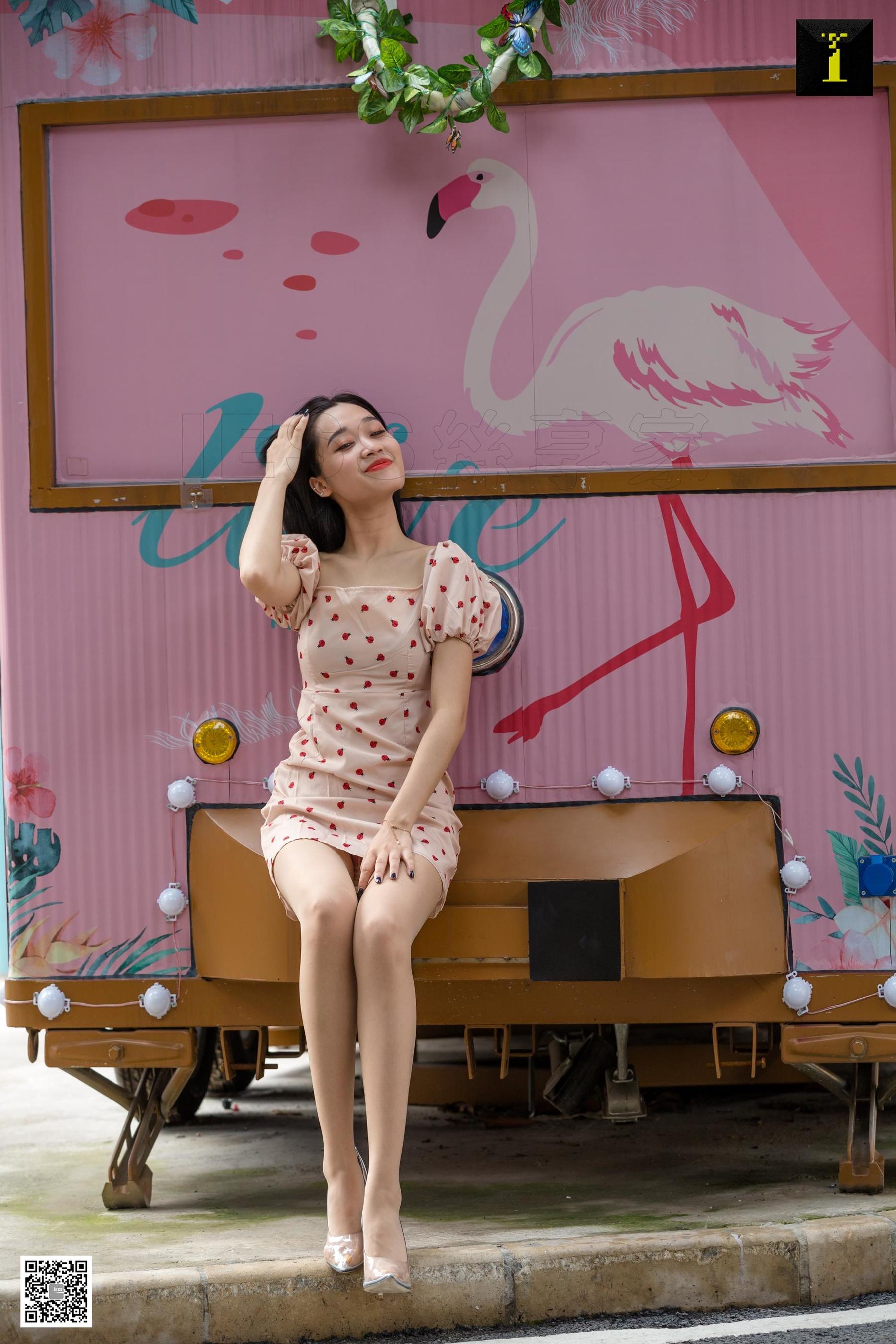 IESS Thoughts and Fun Model: Cola Girls Sensing Street Shooting