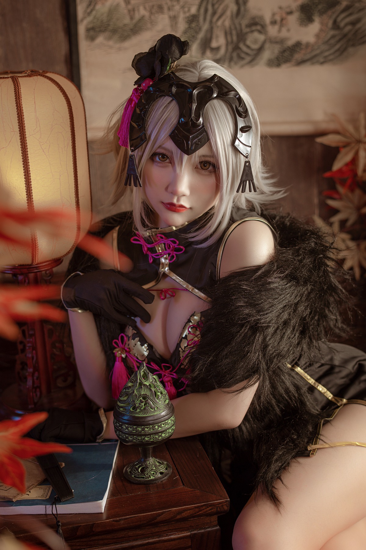 Is it a bear cub? Cosplay Jeanne d'Arc Alter