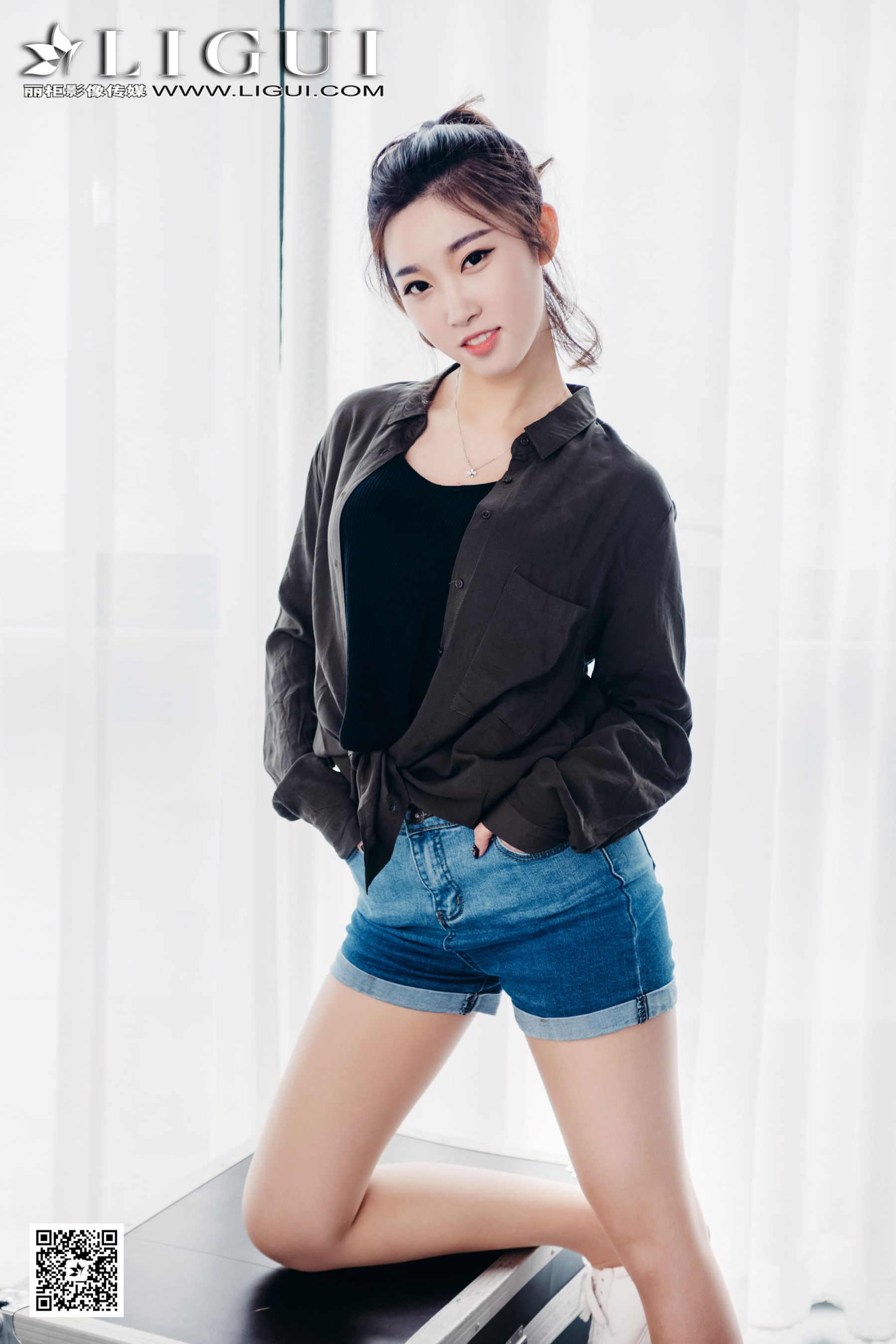Model Xiaoxiao Sweet Hot Pants Girl Li Cabinet