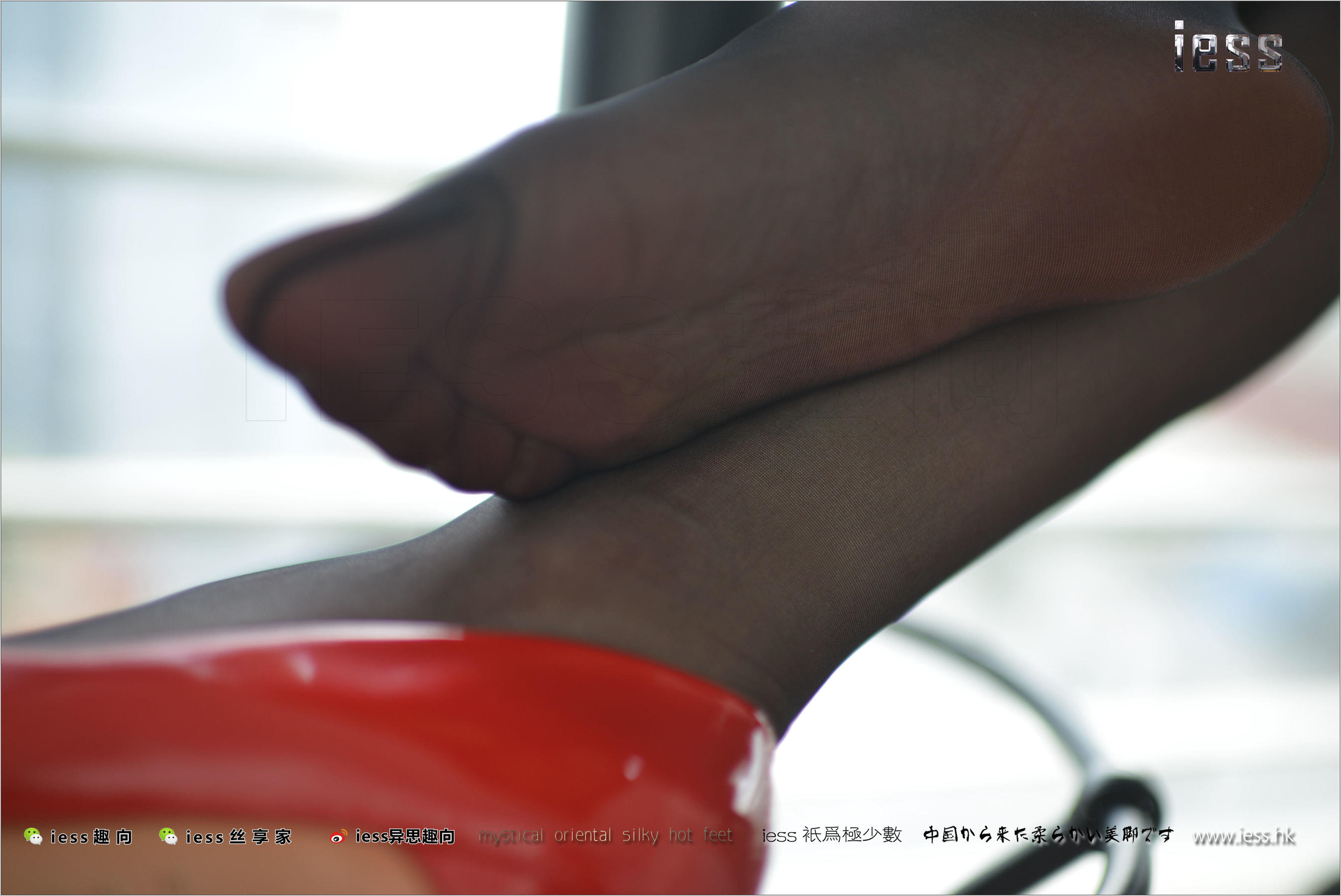 Silk Foot Bento 147 Concubine Red High, Black Silk and Red Skirt