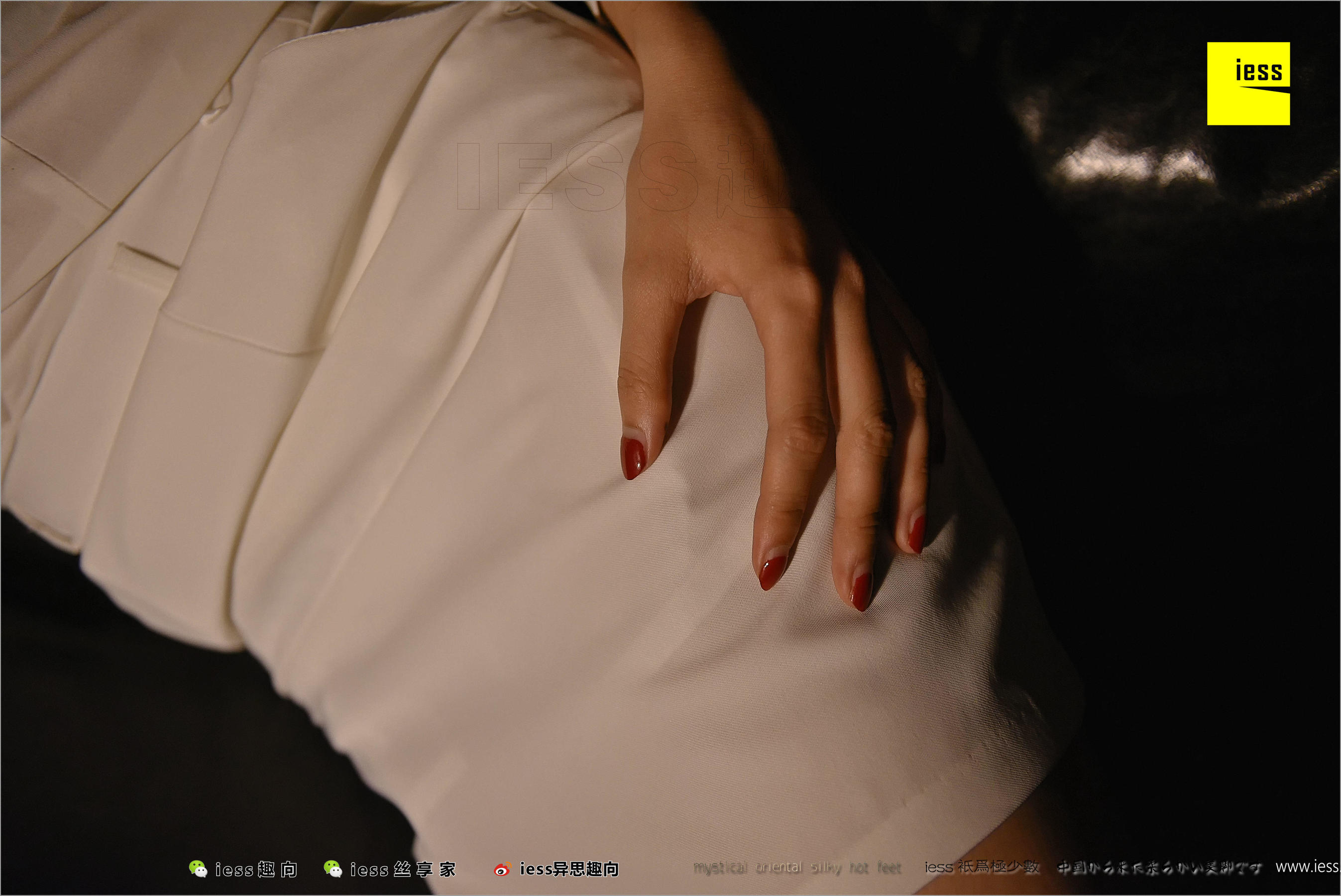 Julia Junjun Naked Foot Under the Lights Different Thinking to IESS Silk Foot Bento 219