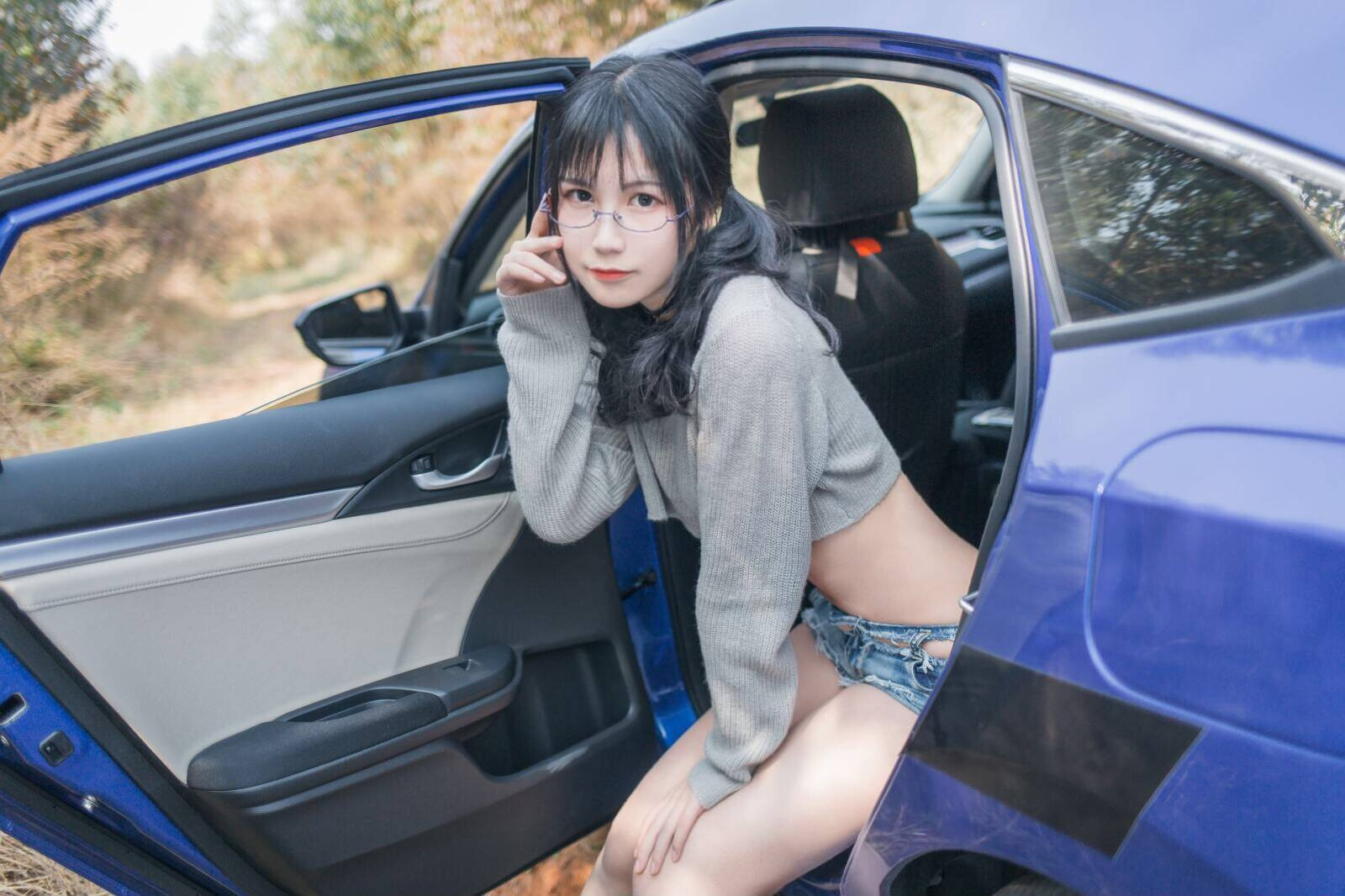 Zhuyue Su Outdoor Exposure - Inside the Car 45P