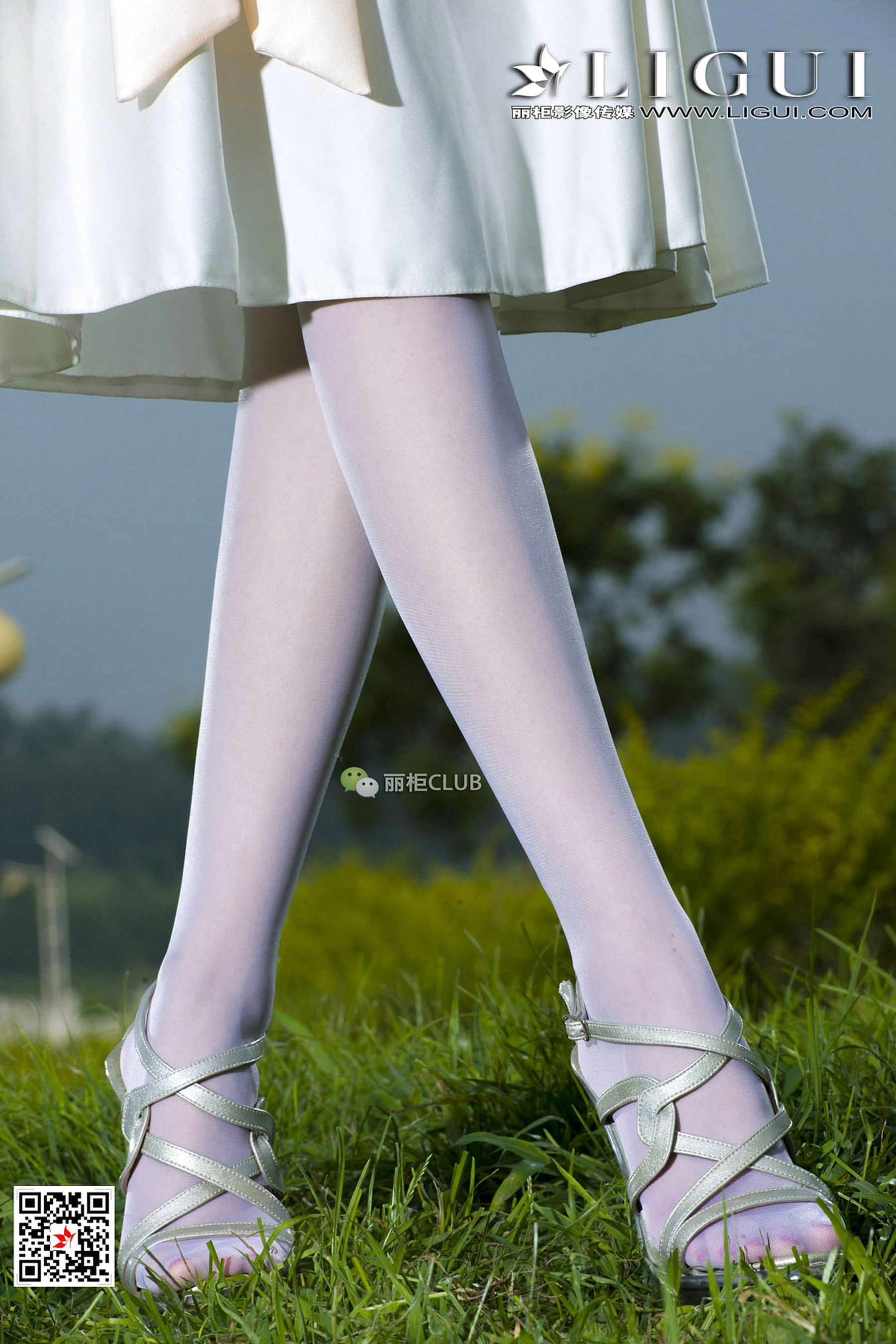 Model Cher White SilkTube top dresses Li Cabinel LIGUI