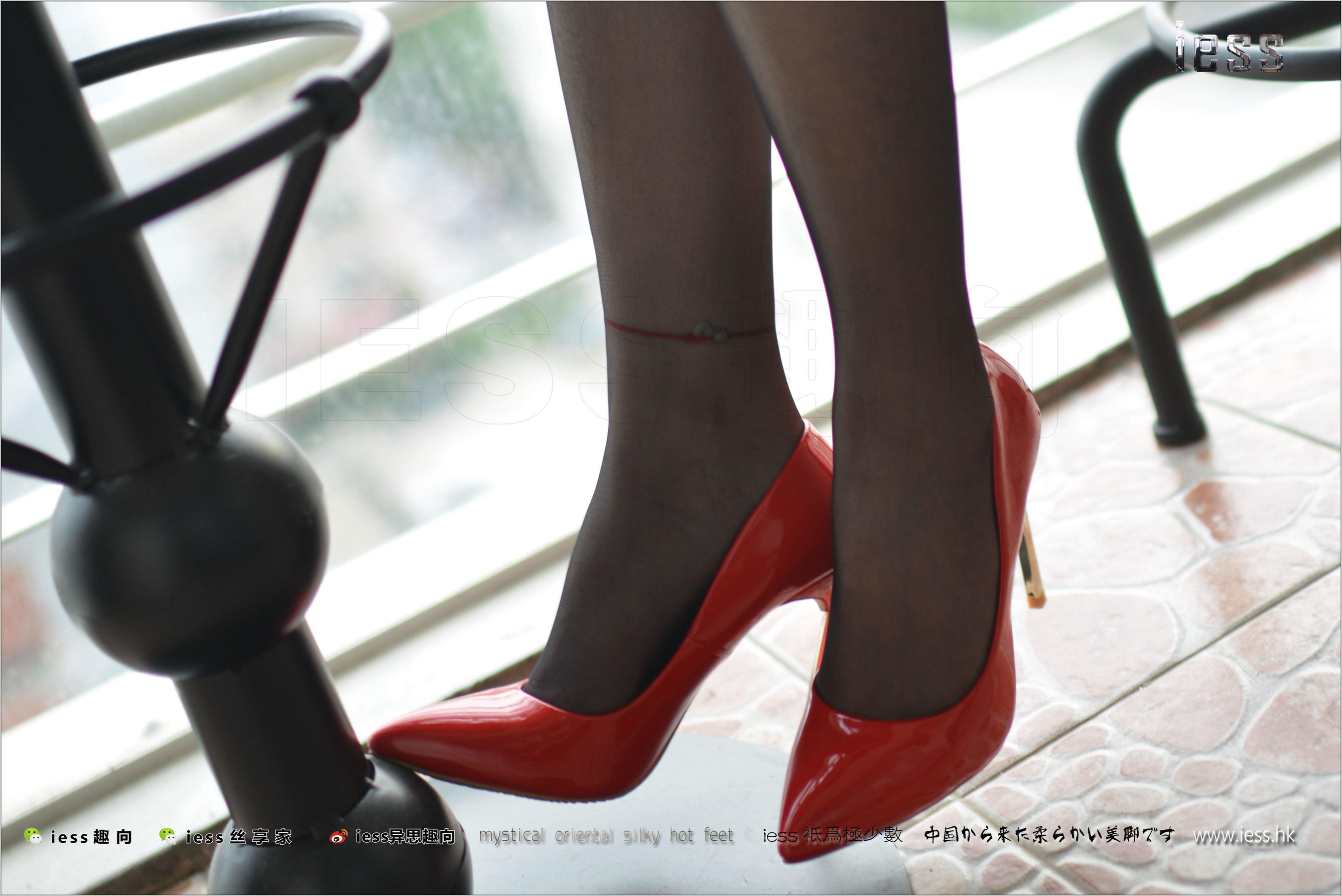 Silk Foot Bento 147 Concubine Red High, Black Silk and Red Skirt