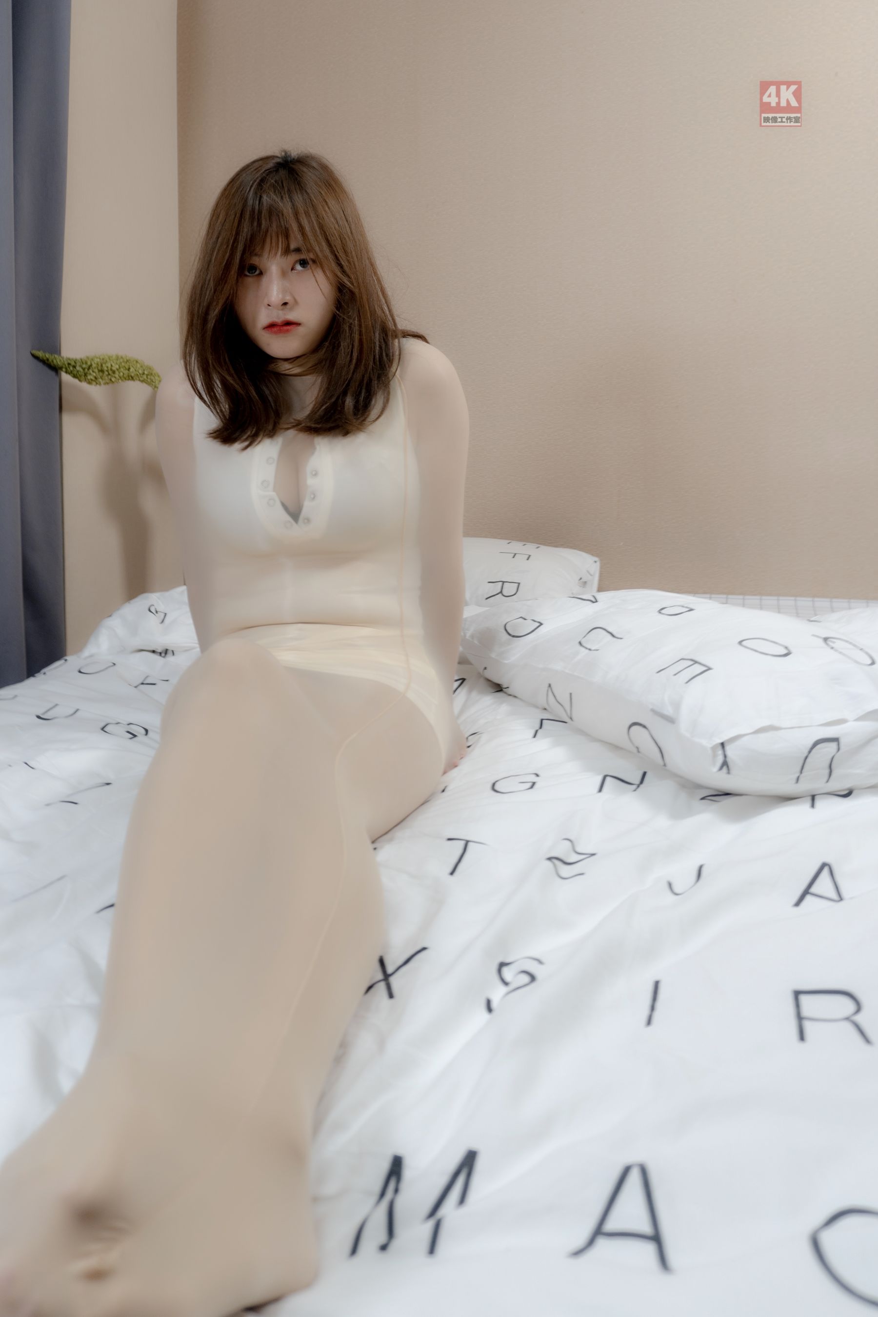 Li Cabinet LIGUI Internet beauty Model Nayako Smooth Stockings Cocoon