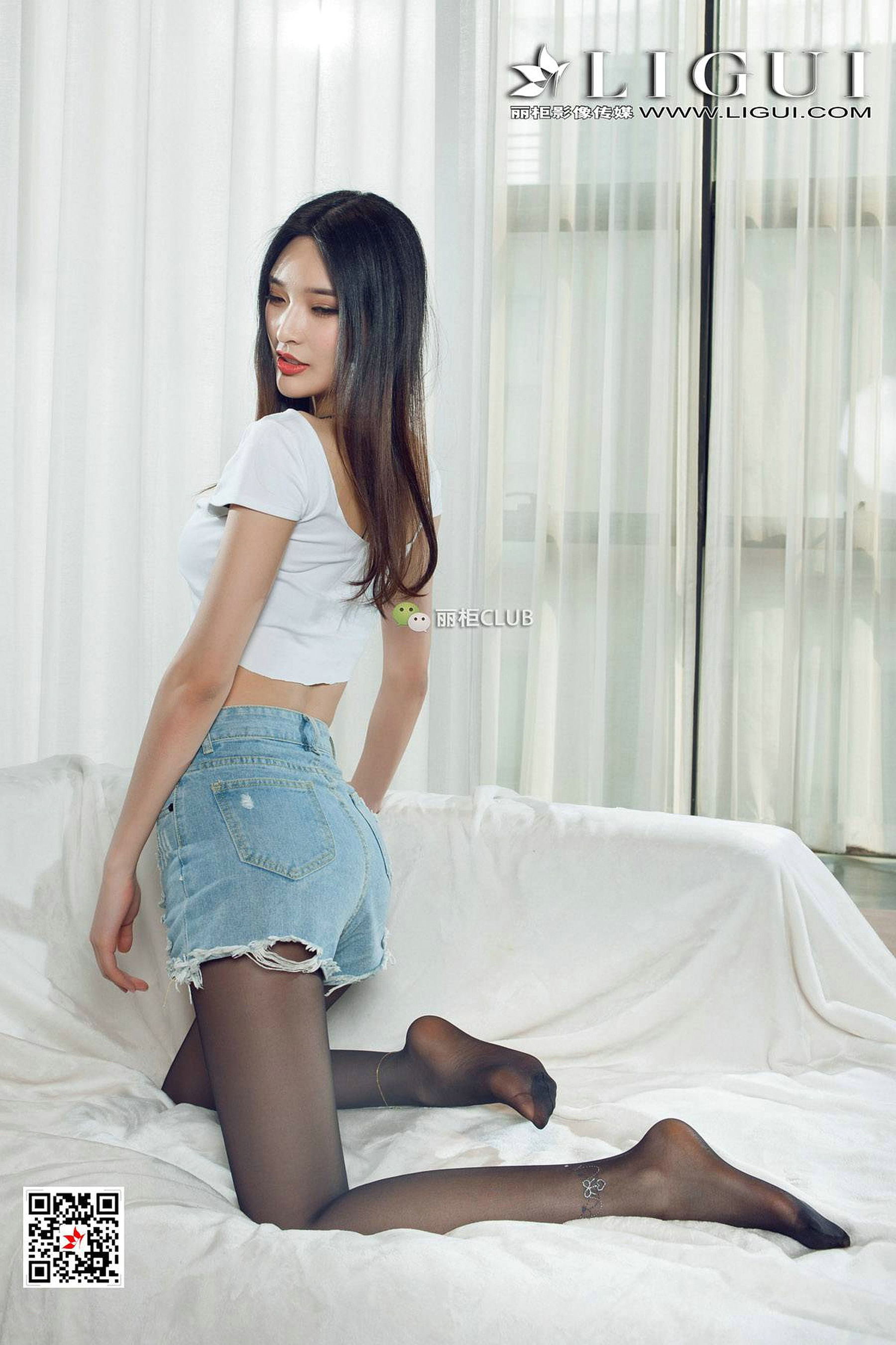 Leg model ice cream denim hot pantsblack silk beautiful legs Li Cabinel LIGUI