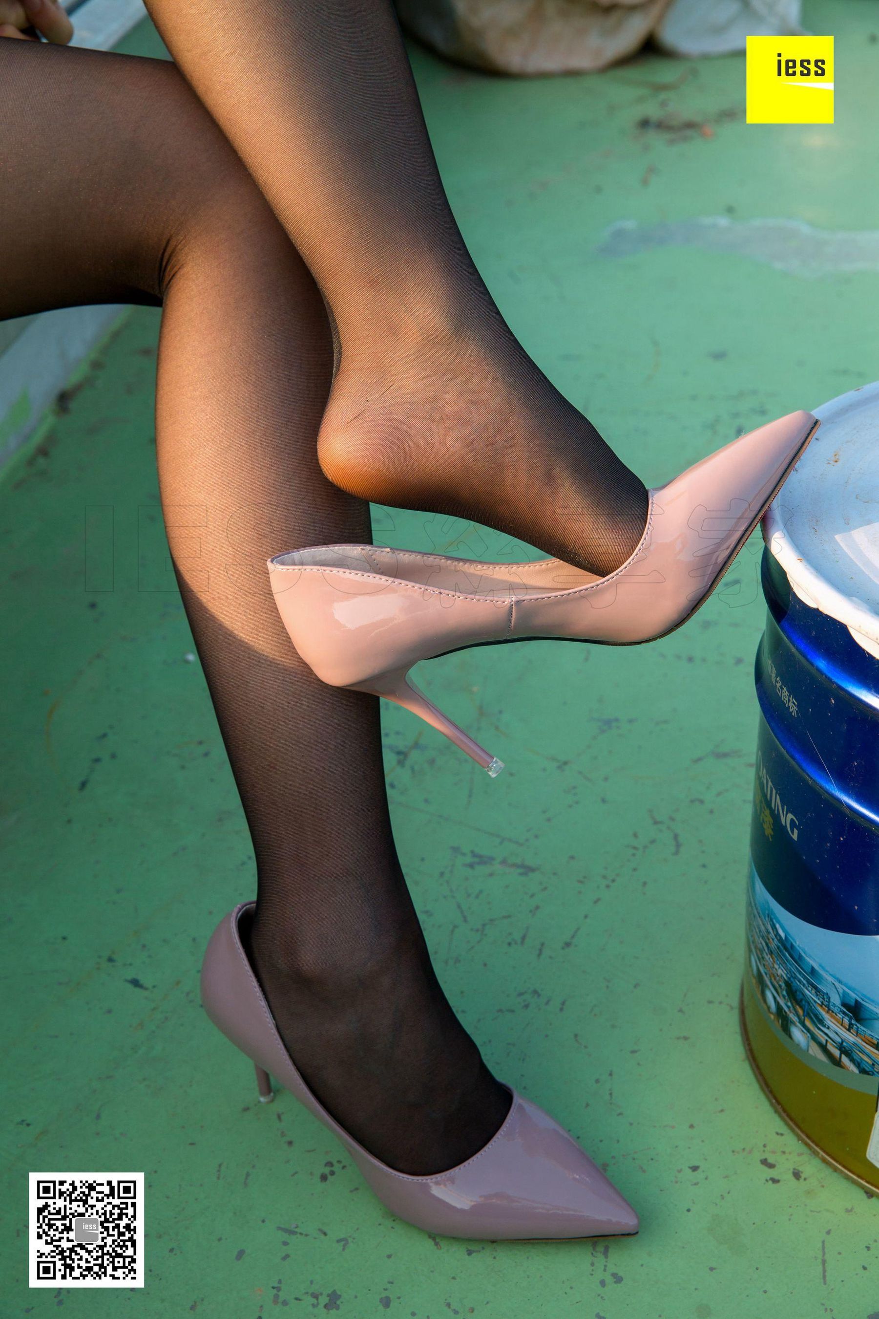 Nuan Nuan Look at it There is a black silk girl on the top of the building Different Thoughts to IESS Silk Enjoy Home 237