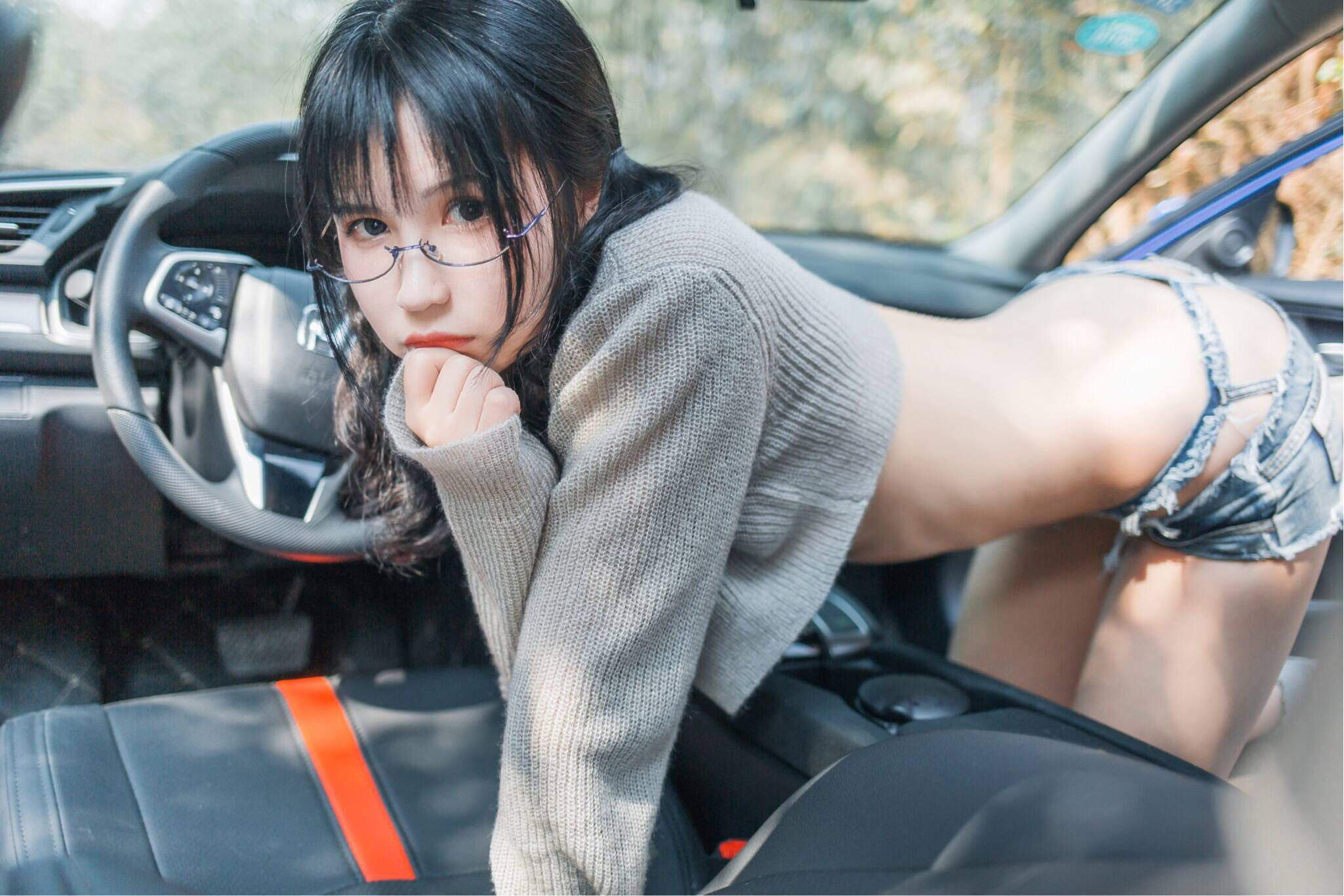 Zhuyue Su Outdoor Exposure - Inside the Car 45P