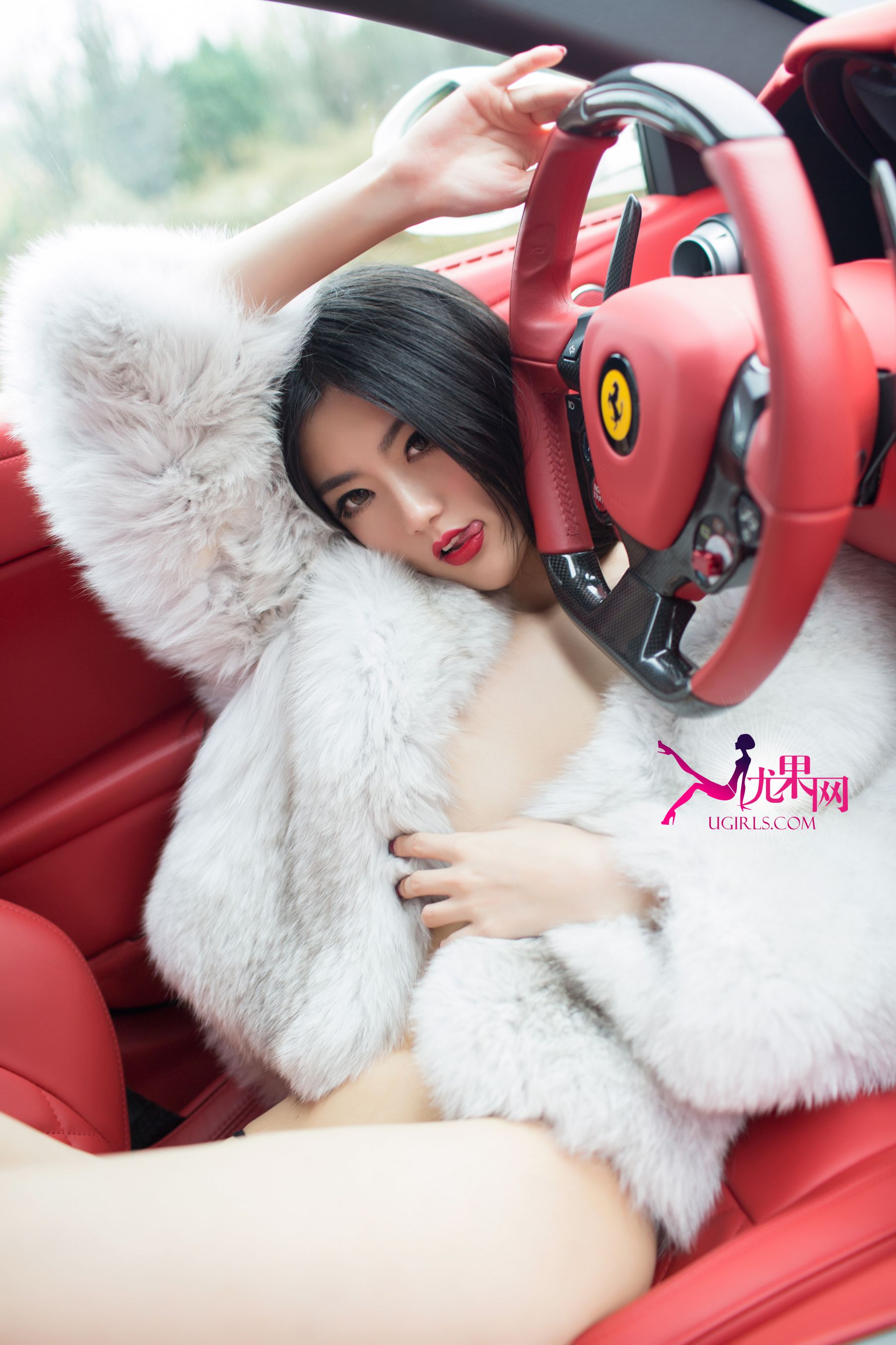 Ugirls Ugirls E051 Golden Hee Slude Shoulder Crispy Long Legs Beauty and luxury car sexy contest II