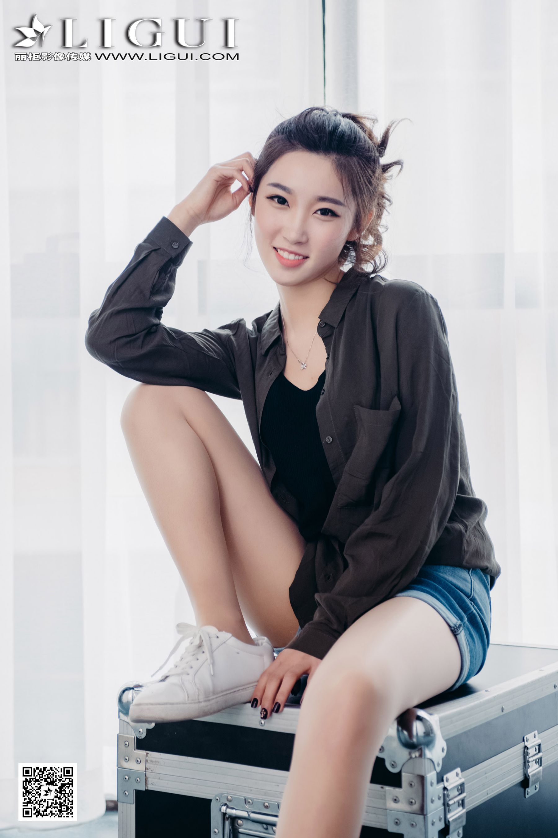 Model Xiaoxiao Sweet Hot Pants Girl Li Cabinet