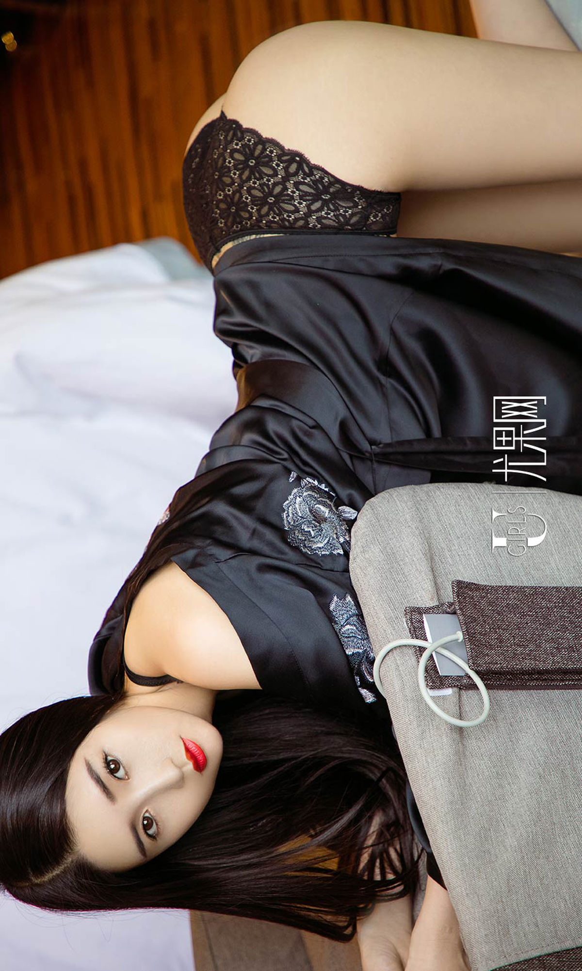 Yu Shijing Jenny Santhest CheongsamOil Bright Black Silk ISHOW Ai Show No.086