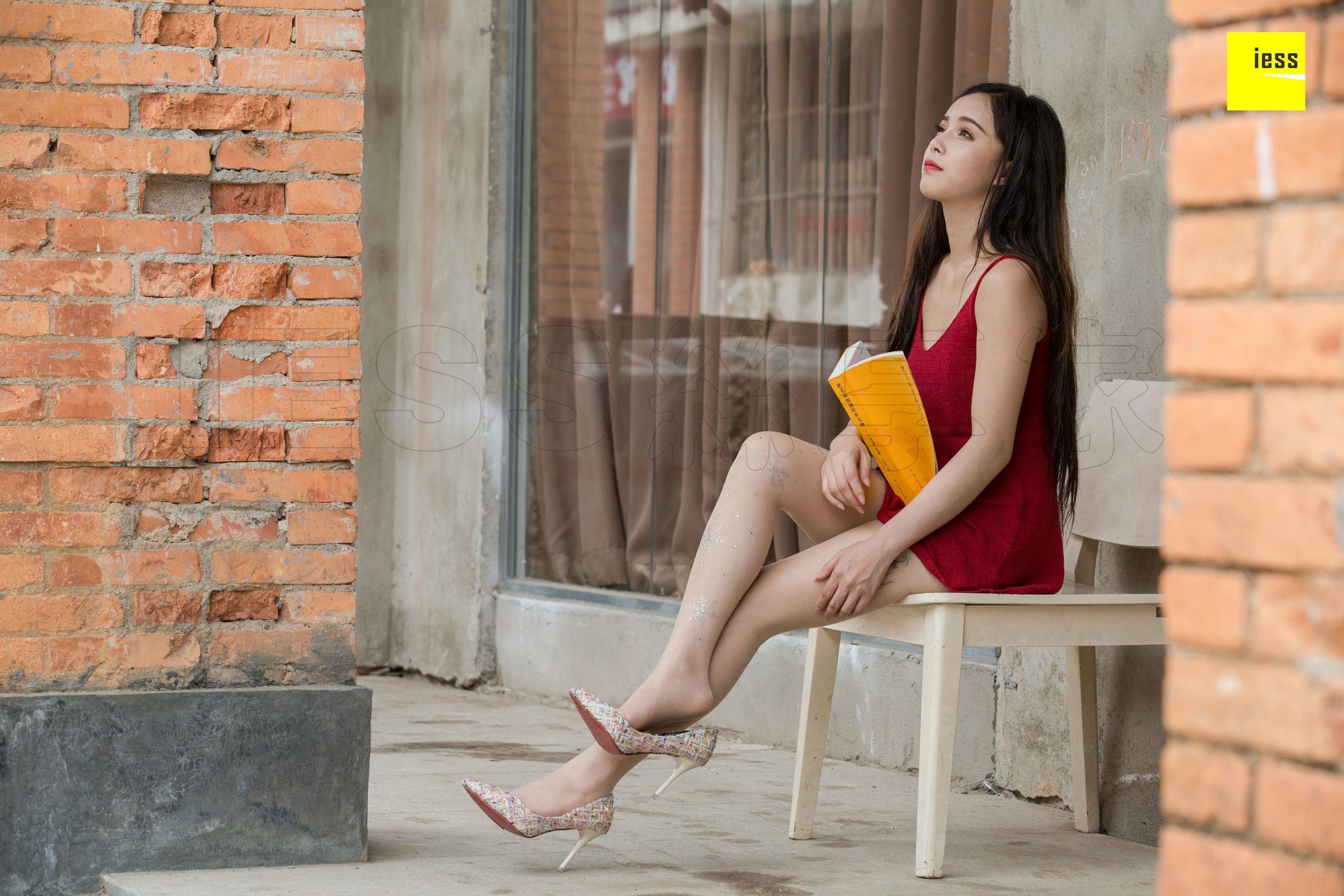 Xiaoyu's Internet Red Diamond White Films Different Thoughts to IESS Silk House 242