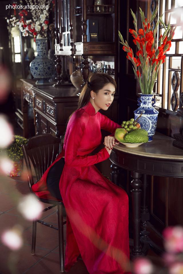 Ngoc Trinh: Young women on lilies