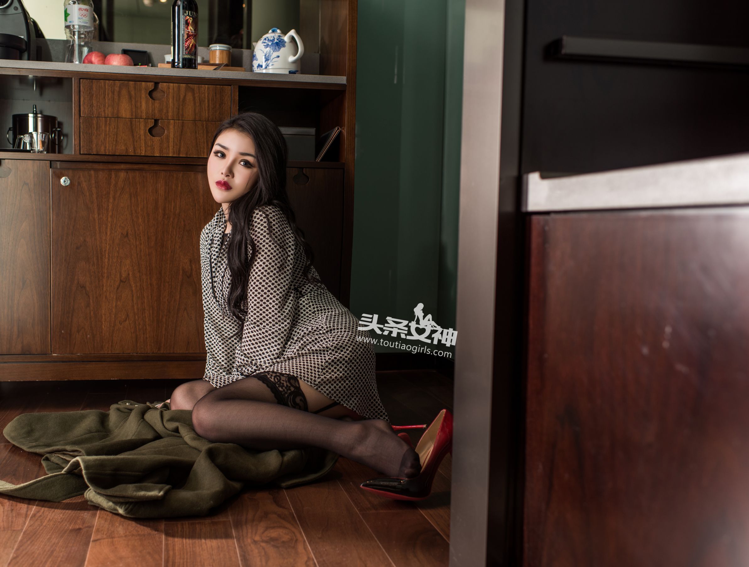 Chen Yuxi Waiting for the Rose Black Silk Wet Garden of Love Headline Goddess