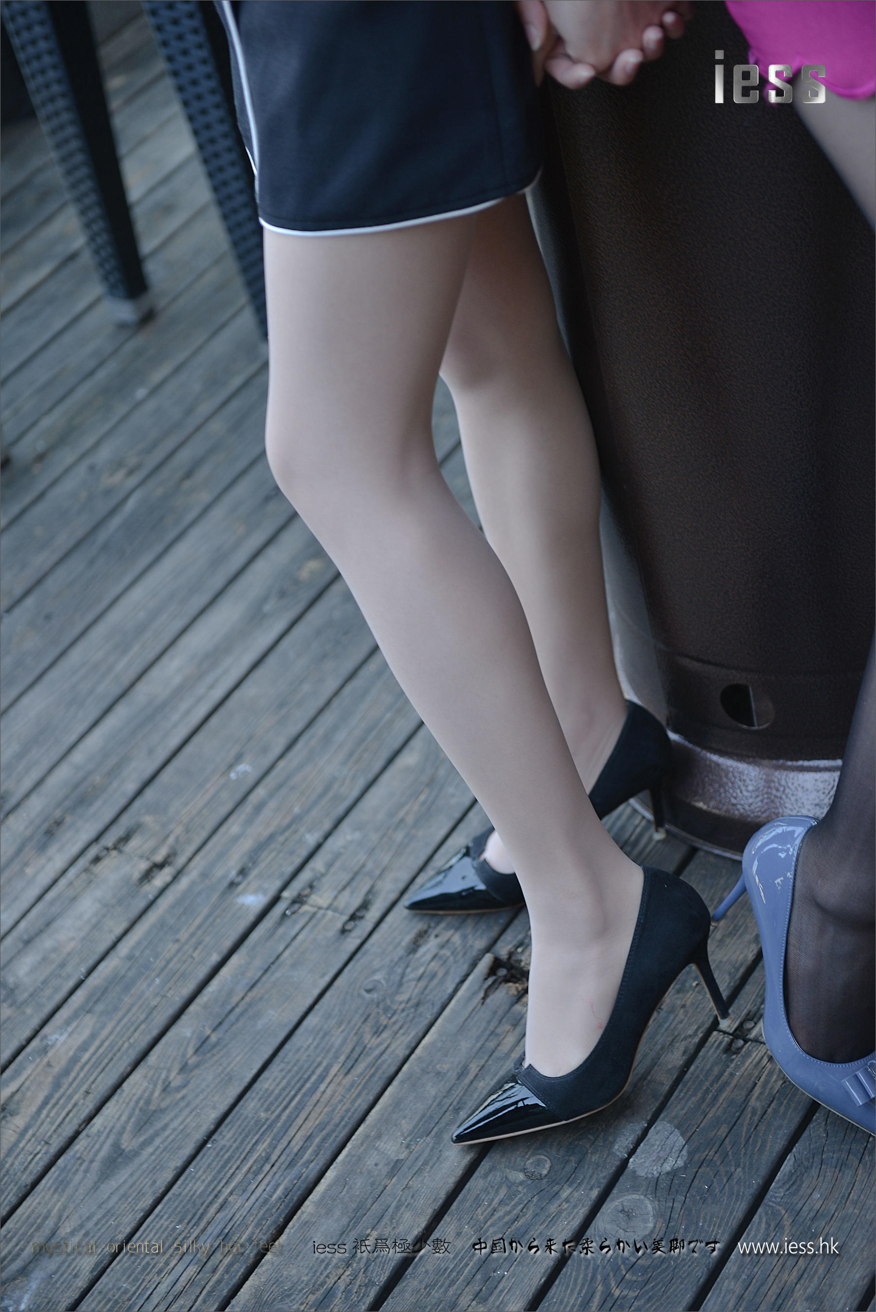 Silk Foot Bento 076 Belly Dance Cong Cong and Sydney Black and White Period Flower 1