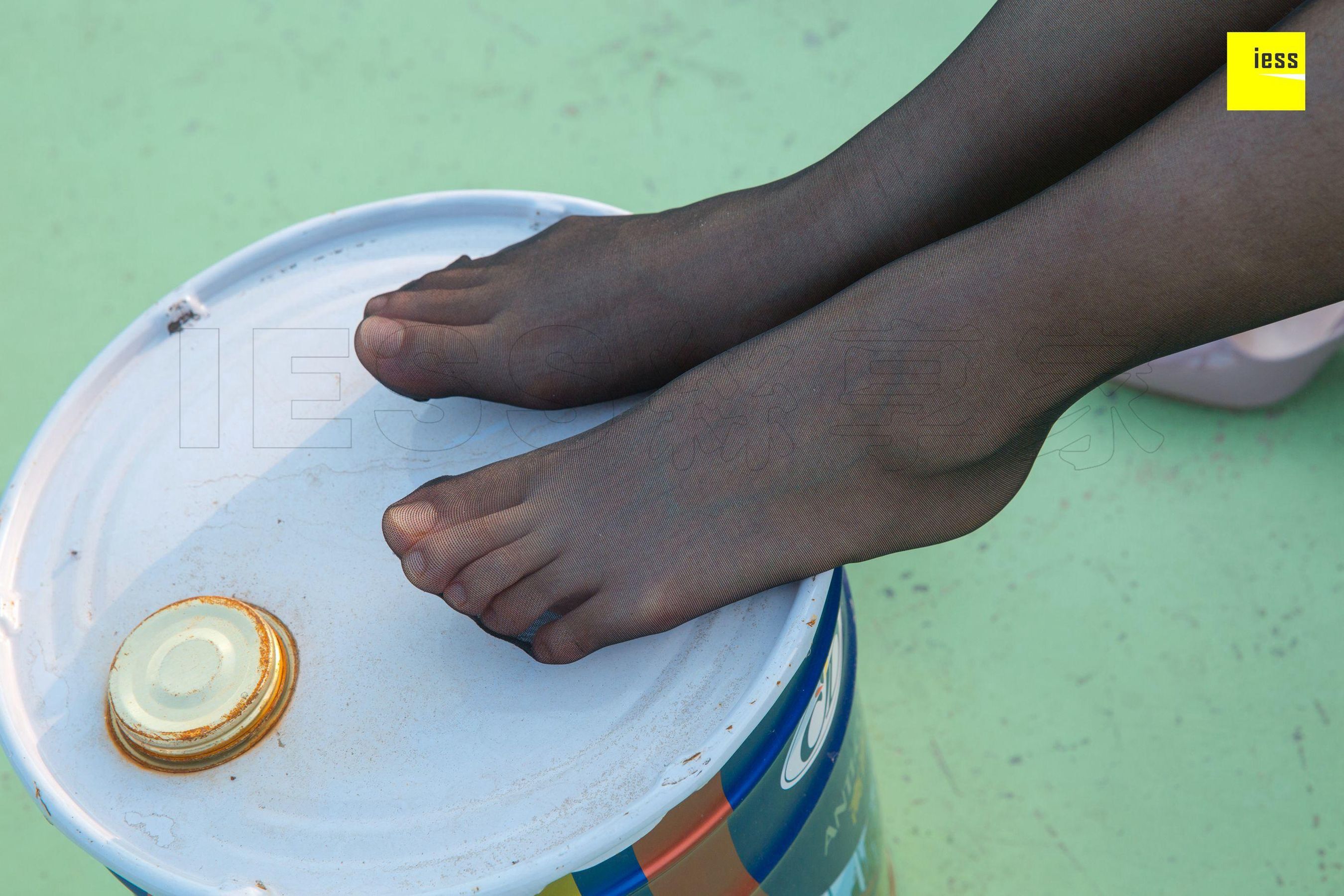 Nuan Nuan Look at it There is a black silk girl on the top of the building Different Thoughts to IESS Silk Enjoy Home 237