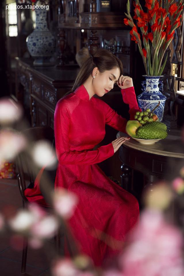 Ngoc Trinh: Young women on lilies