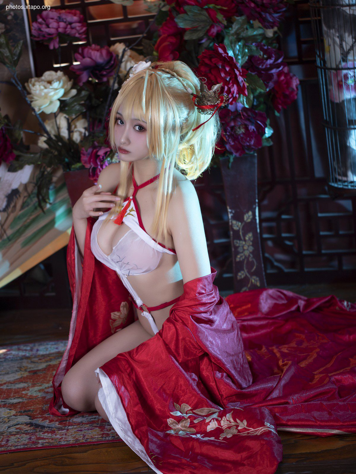 Anime blogger Luo Li Lolisama Glorious Liangxiangxue theme red coat under sexy white color sexy underwear temptation photo 36p