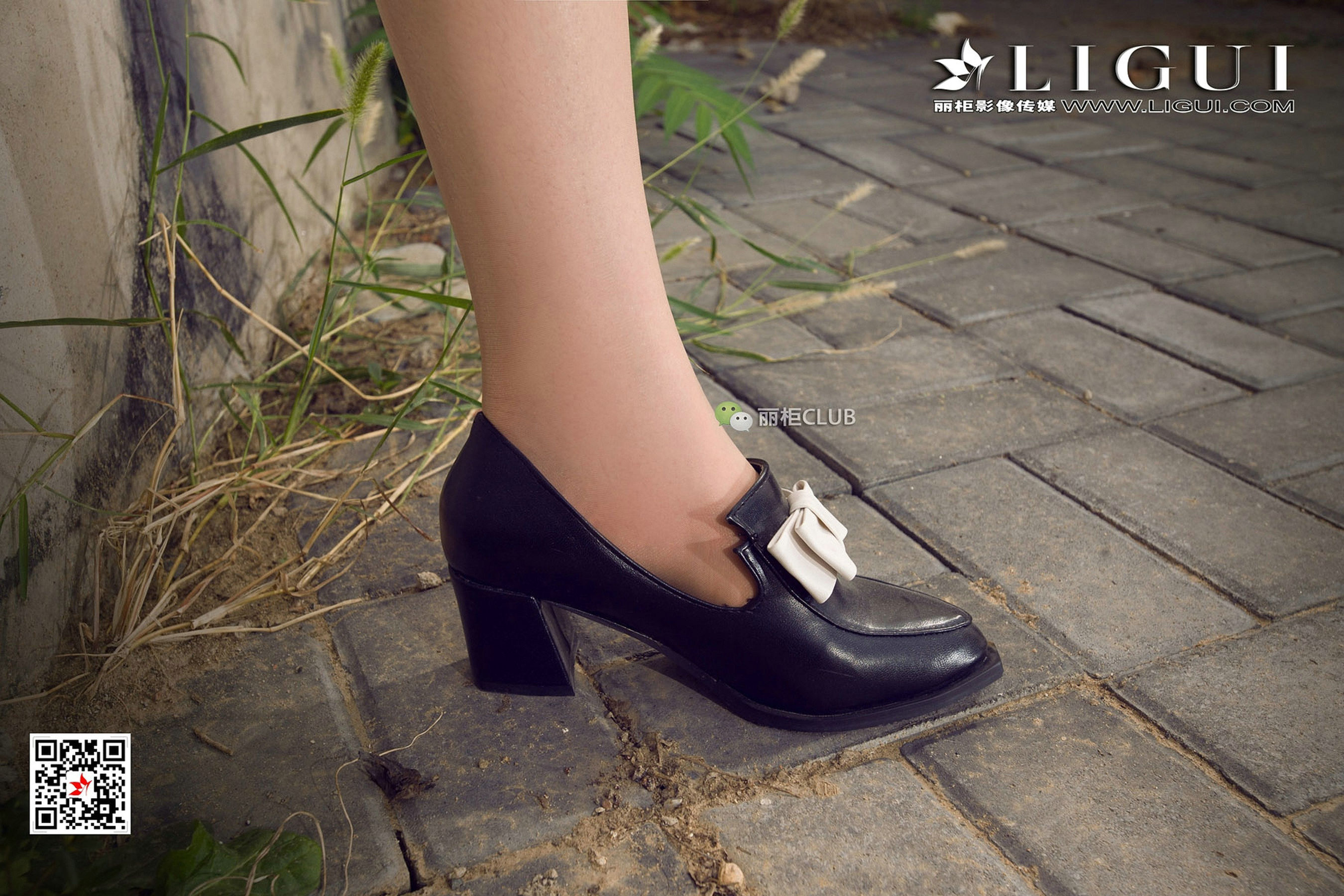 Model Yuner's Dress on the Street Shooting Beautiful Leg Foot Li Cabinel LIGUI