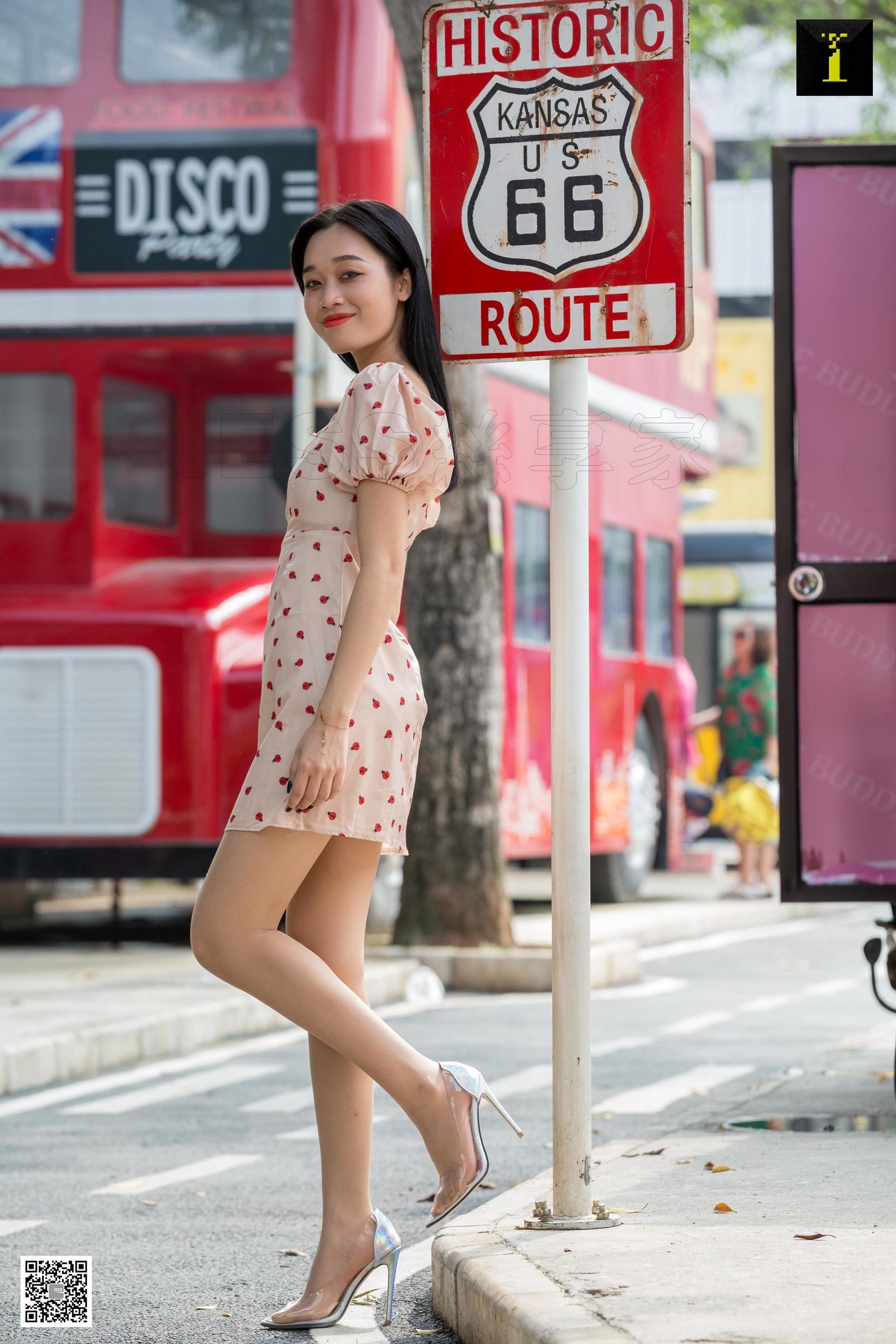 IESS Thoughts and Fun Model: Cola Girls Sensing Street Shooting