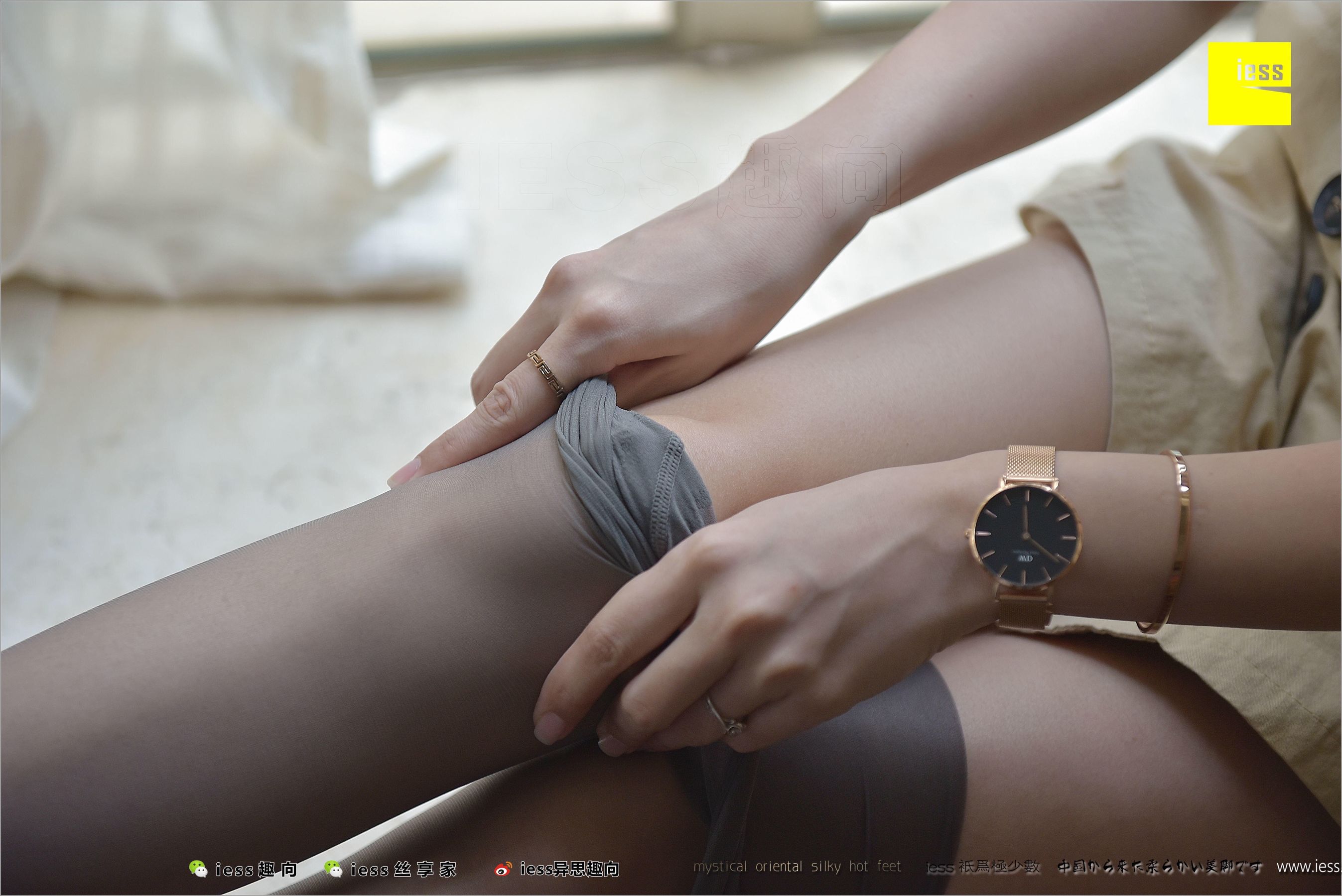 Young Woman Hot Mom Naked Foot, Gray Silk and Words Different Thinking to IESS Silk Foot Bento 212