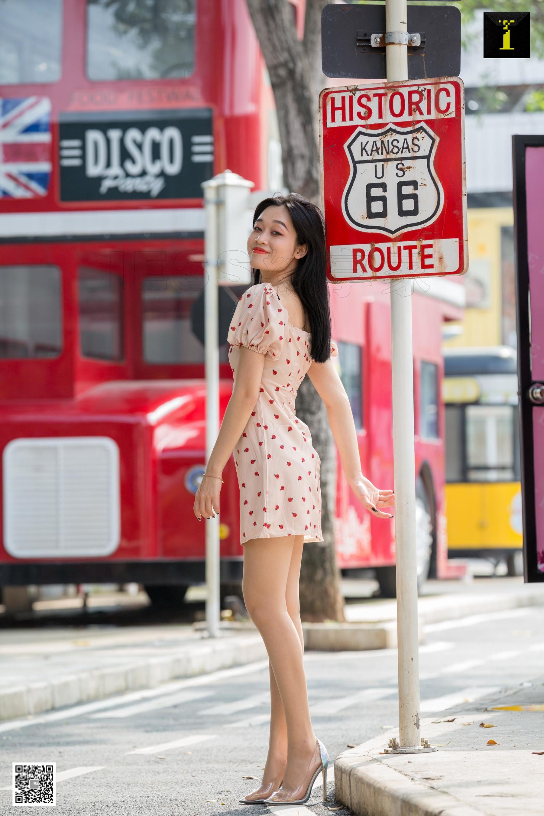 IESS Thoughts and Fun Model: Cola Girls Sensing Street Shooting