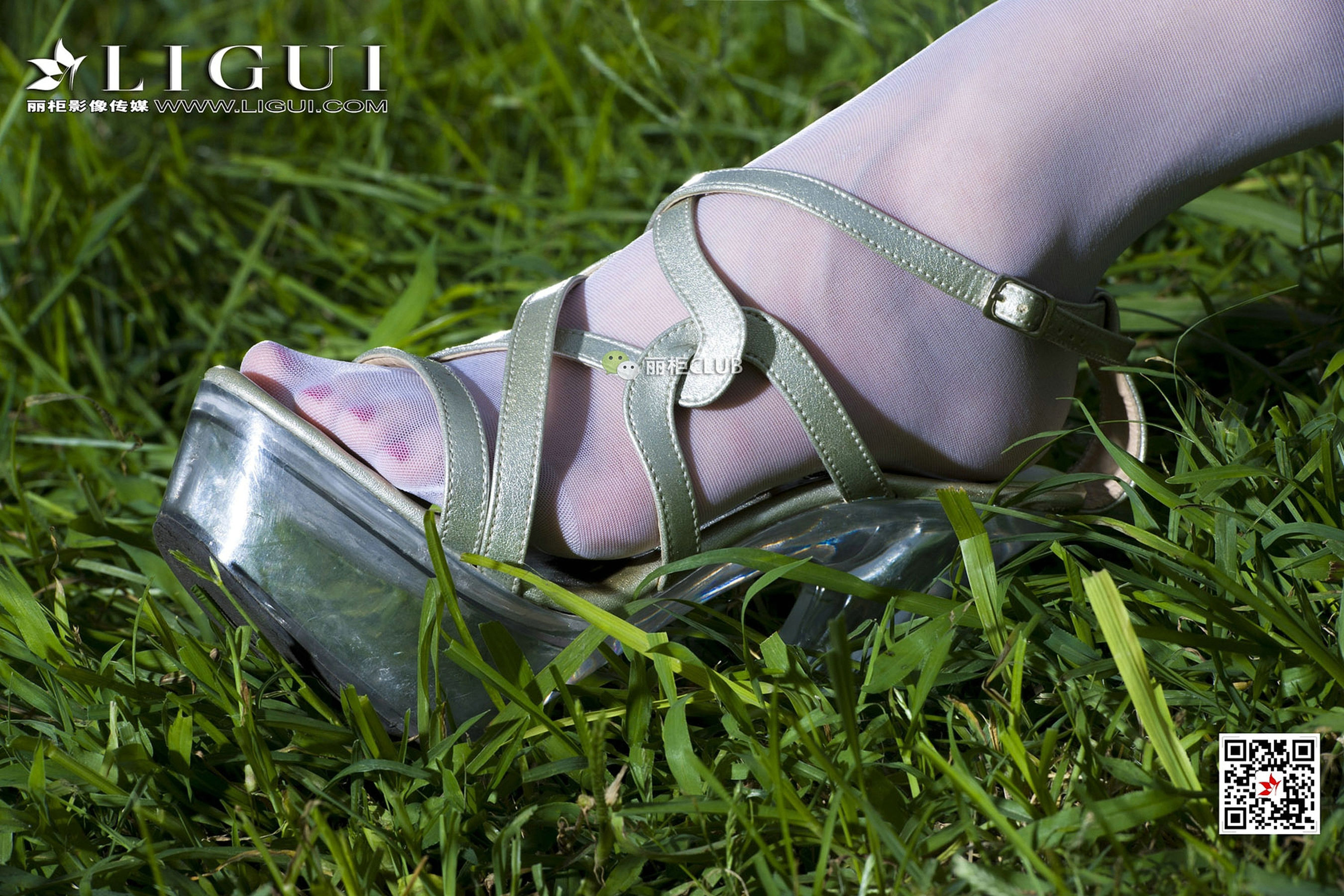 Model Cher White SilkTube top dresses Li Cabinel LIGUI