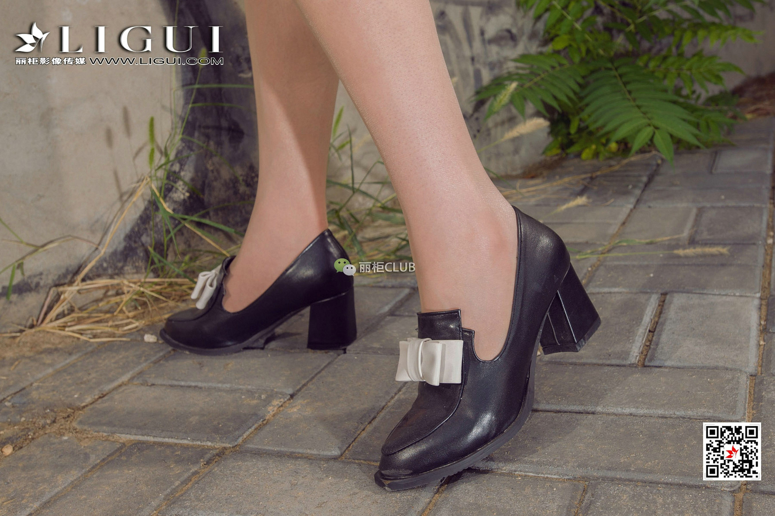 Model Yuner's Dress on the Street Shooting Beautiful Leg Foot Li Cabinel LIGUI